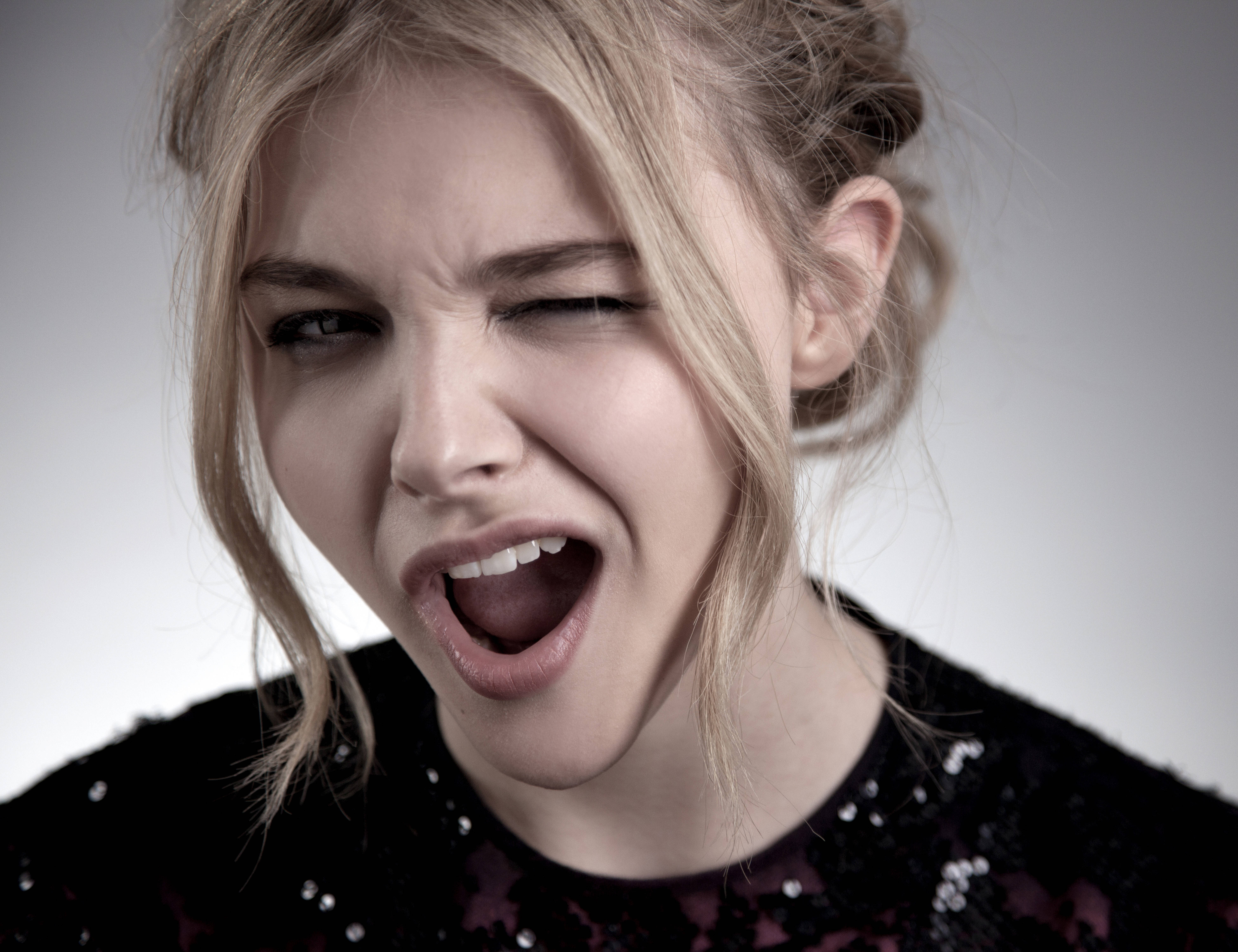 winking chloe grace moretz actress hollywood 2k 4k 5k