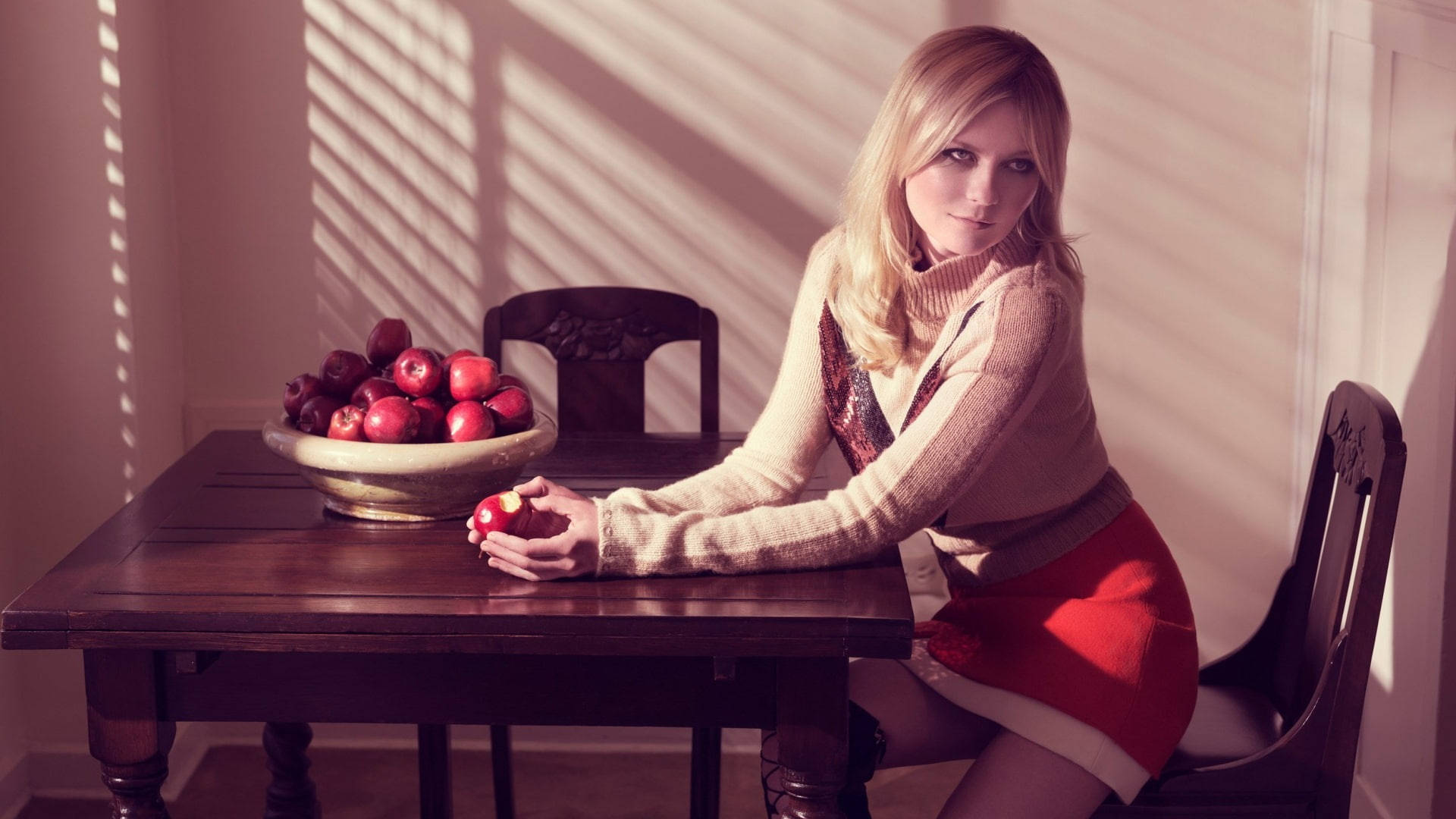 kirsten dunst holding apple actress hollywood