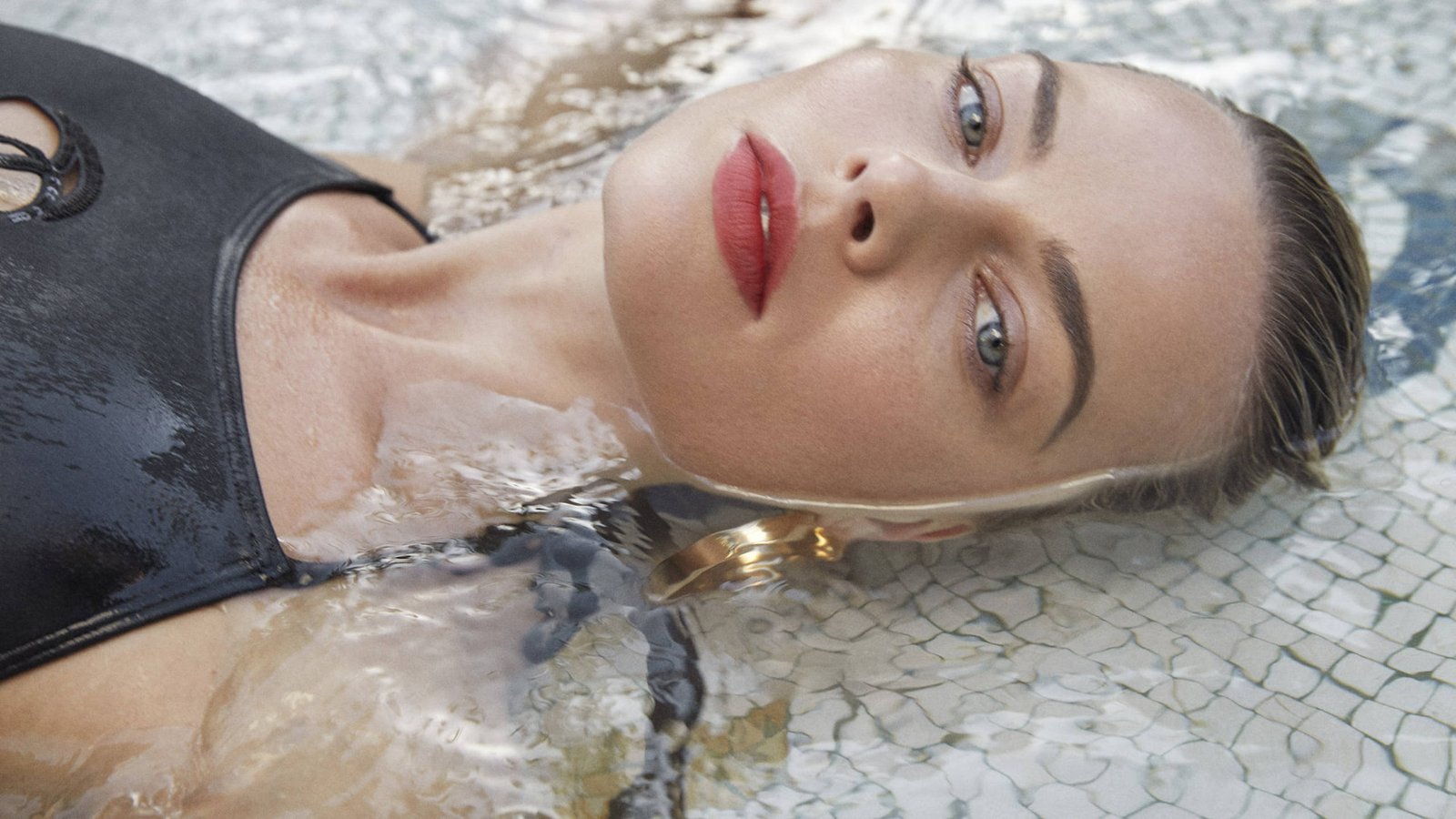 margot robbie lying on water actress hollywood 2k