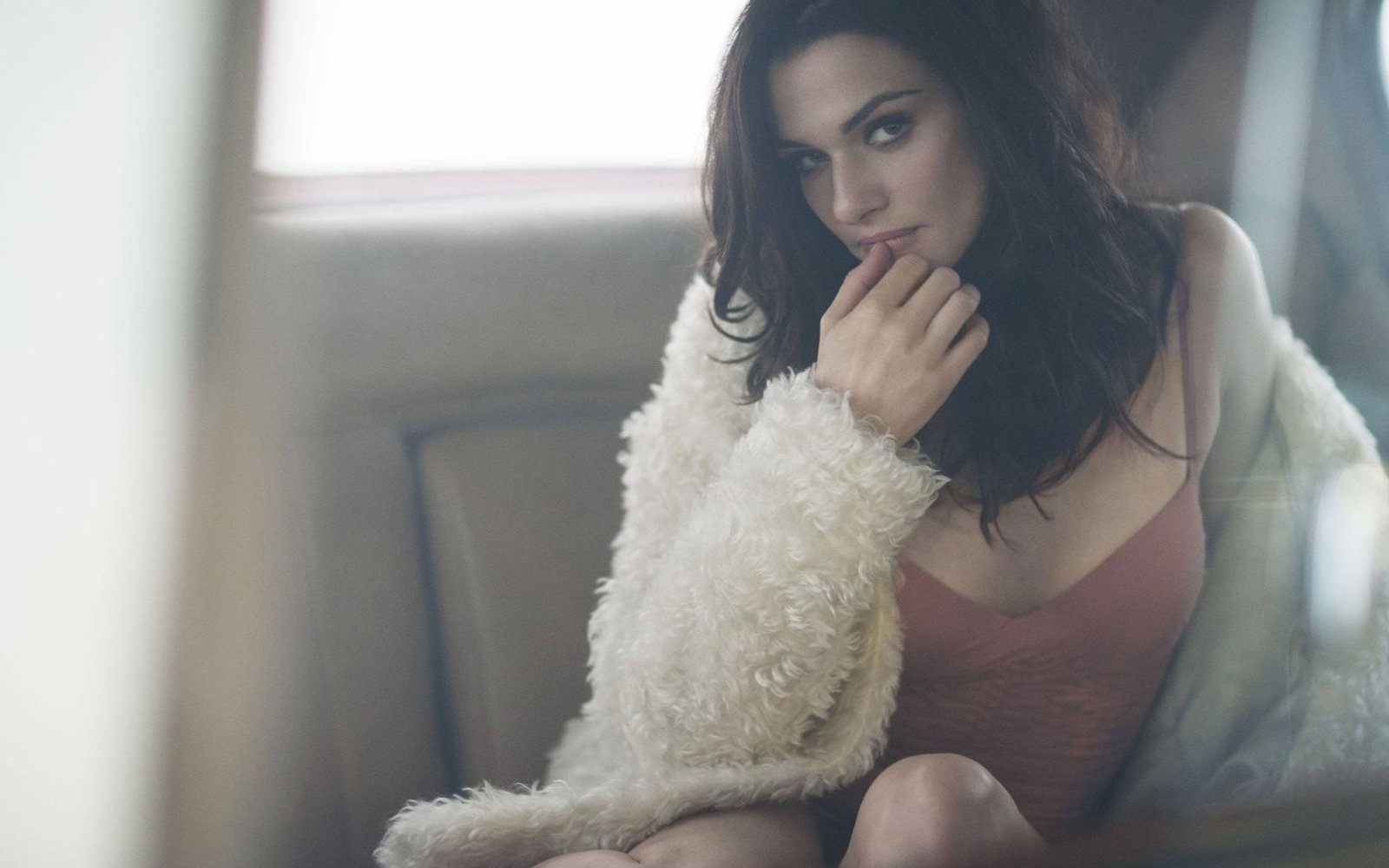 rachel weisz white furry coat actress hollywood 2k