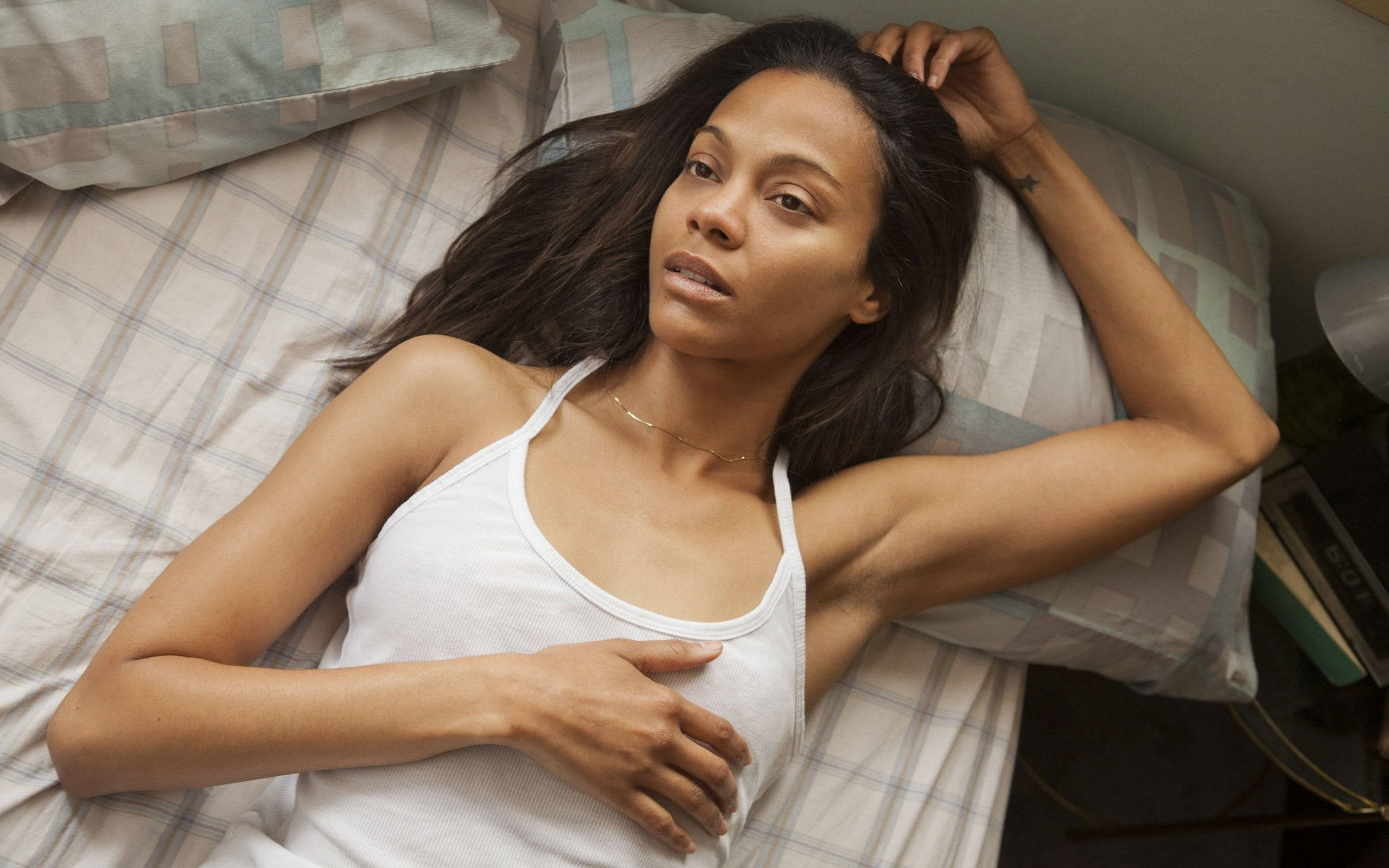 zoe saldana lying on bed actress hollywood 2k