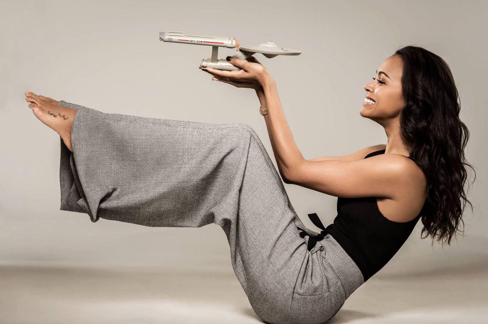 zoe saldana starship enterprise scale model actress hollywood