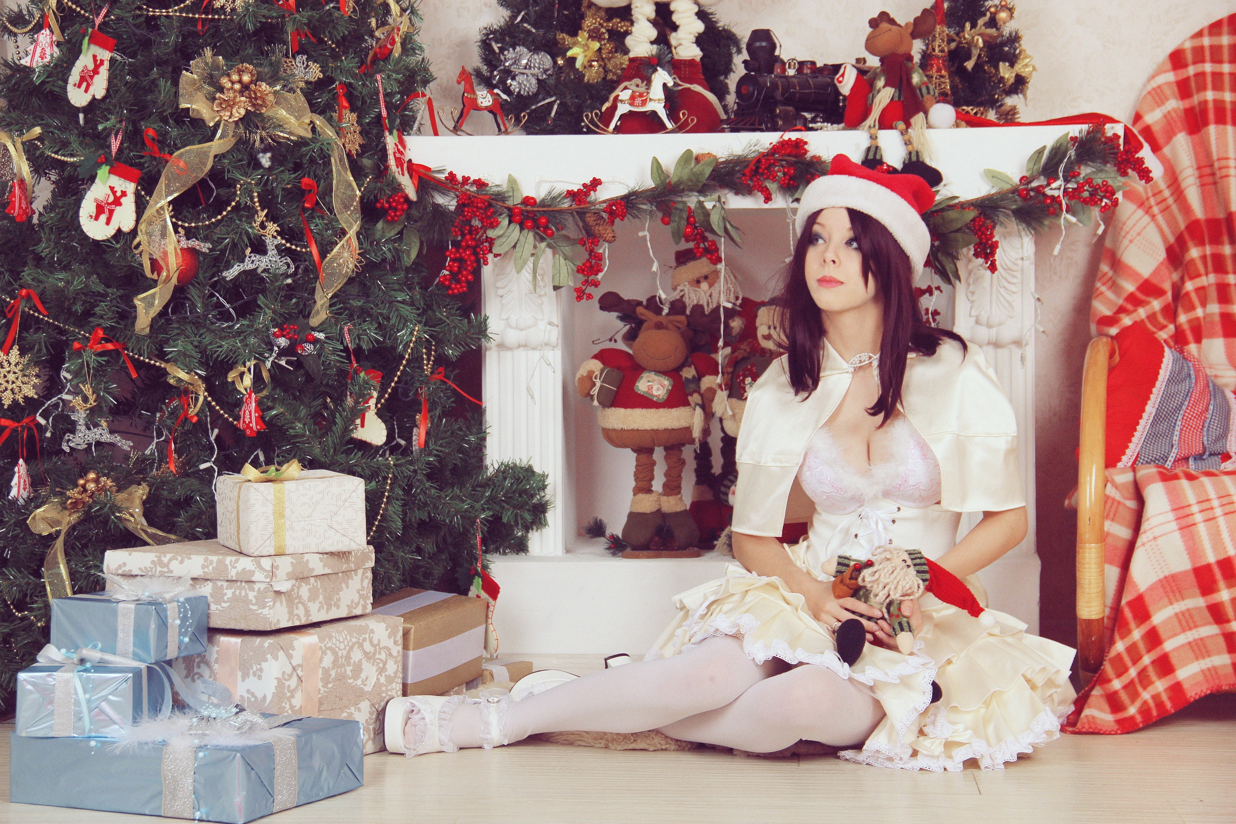 Helly von Valentine Santa hats Christmas ornaments girl 2k 4k