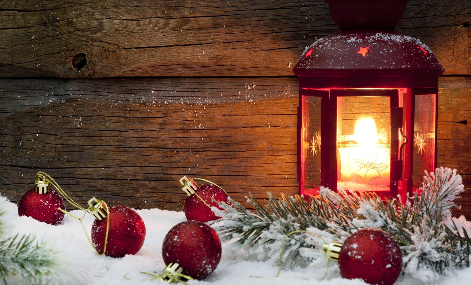 red baubles winter snow background fire holiday balls Wallpaper 2k