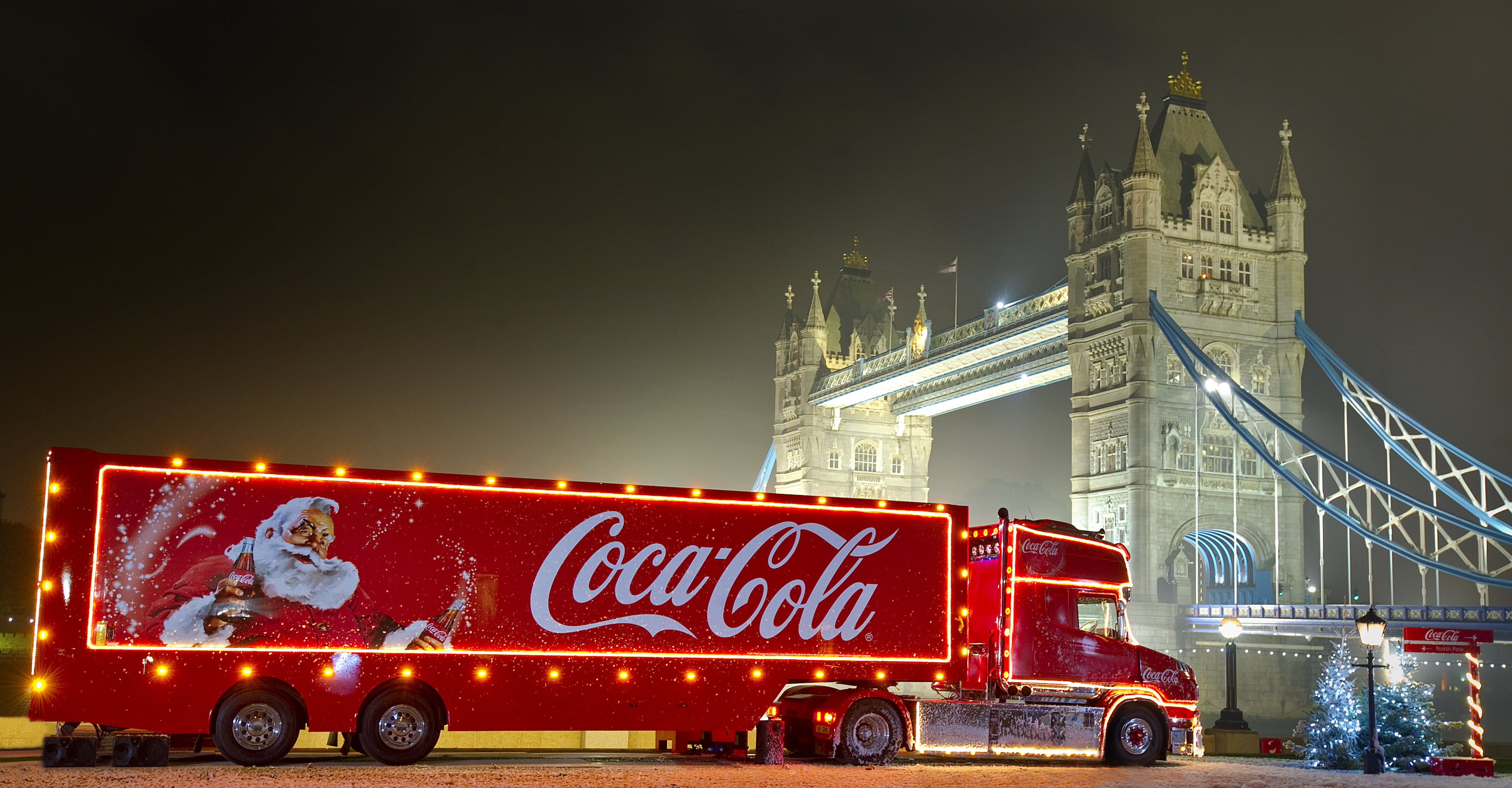 Tower Bridge new year Christmas Coca Cola truck 2k