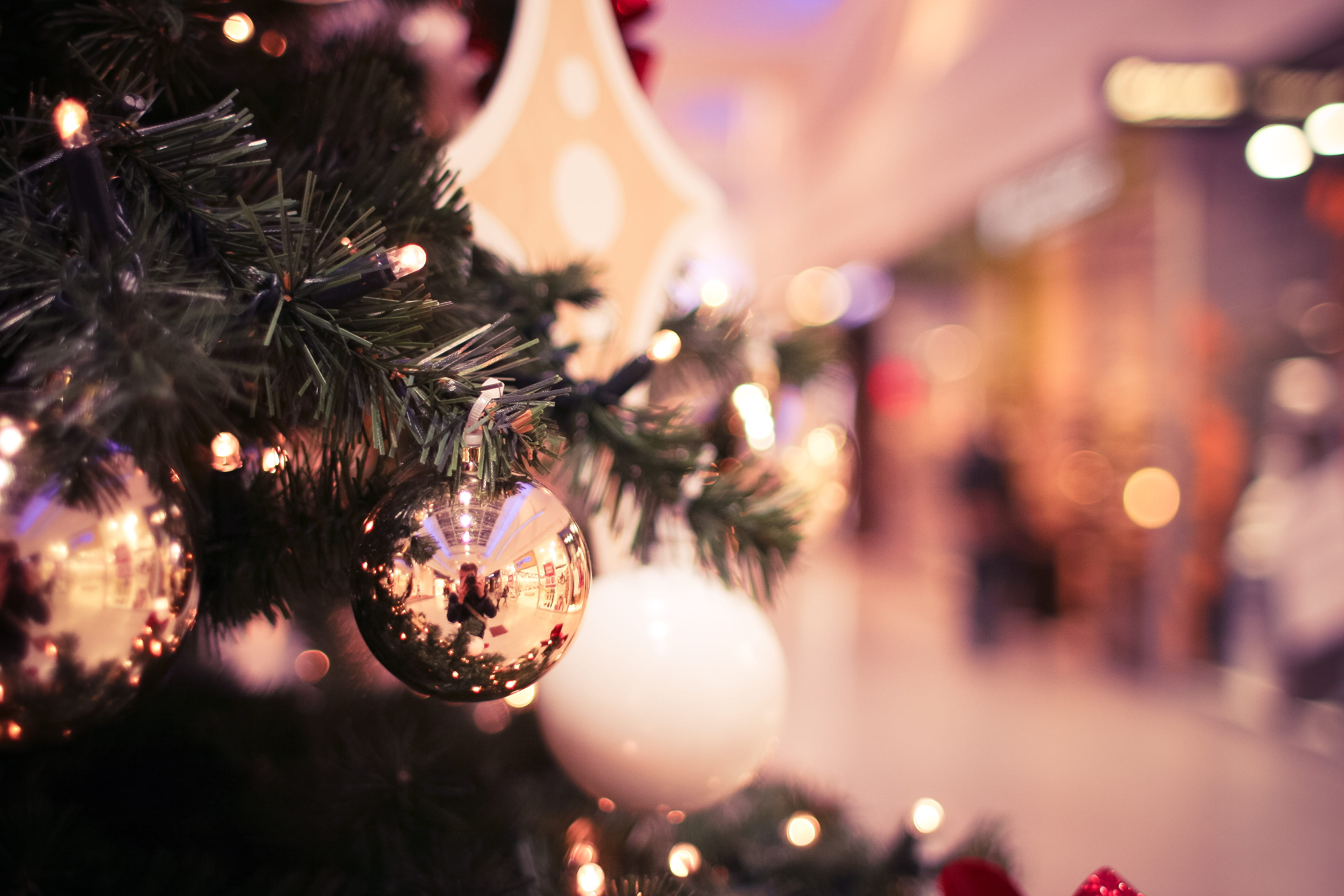 Christmas Tree in Shopping Mall blurred bokeh christmas 2k