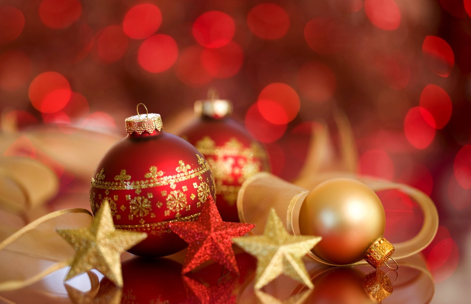 two red and one gold baubles decoration holiday balls star 2k 4k