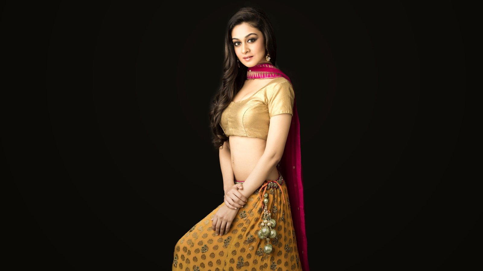 Actress Aishwarya Arjun Bollywood young adult beauty clothing 2k