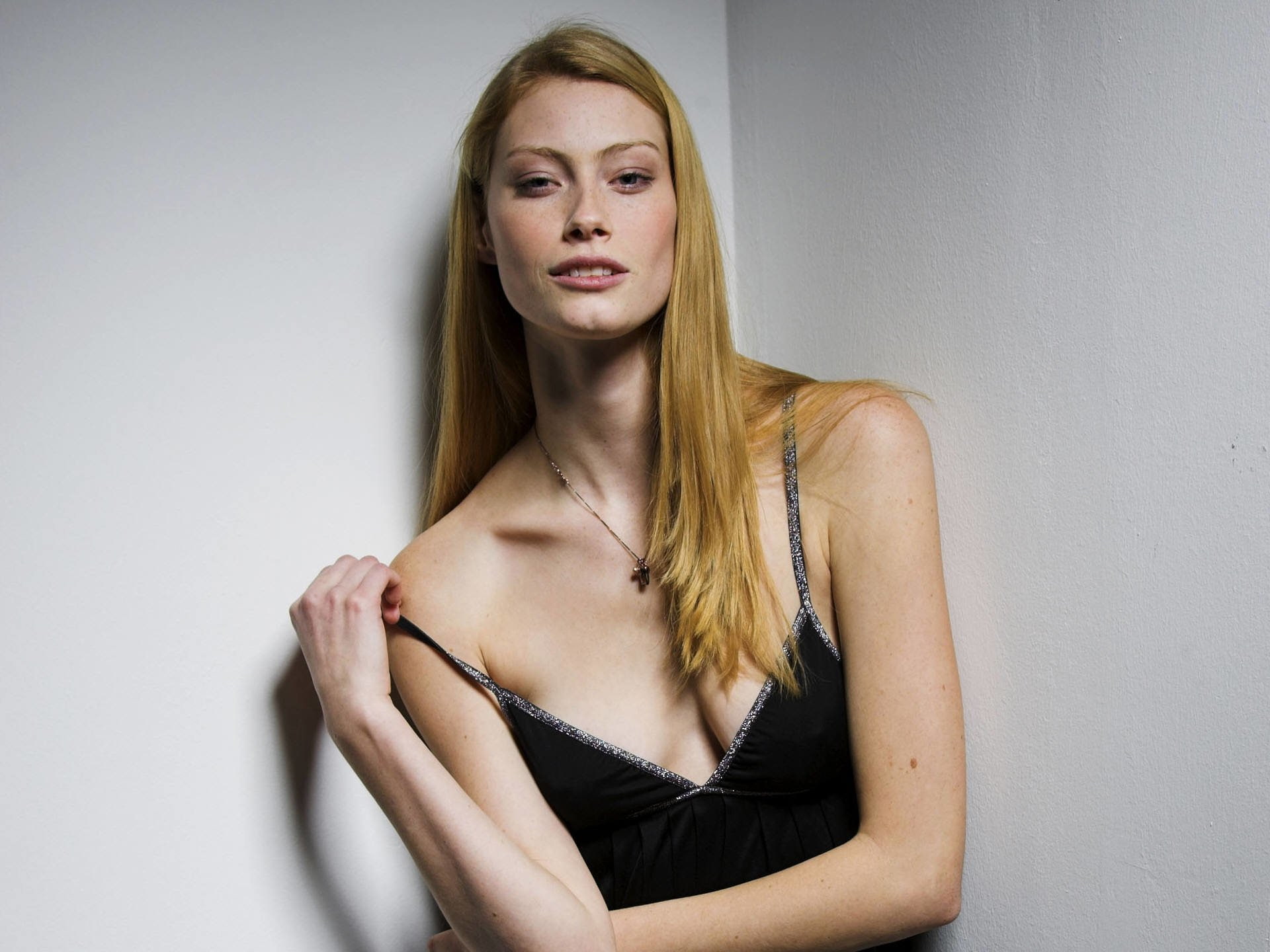 Actresses Alyssa Sutherland Blonde