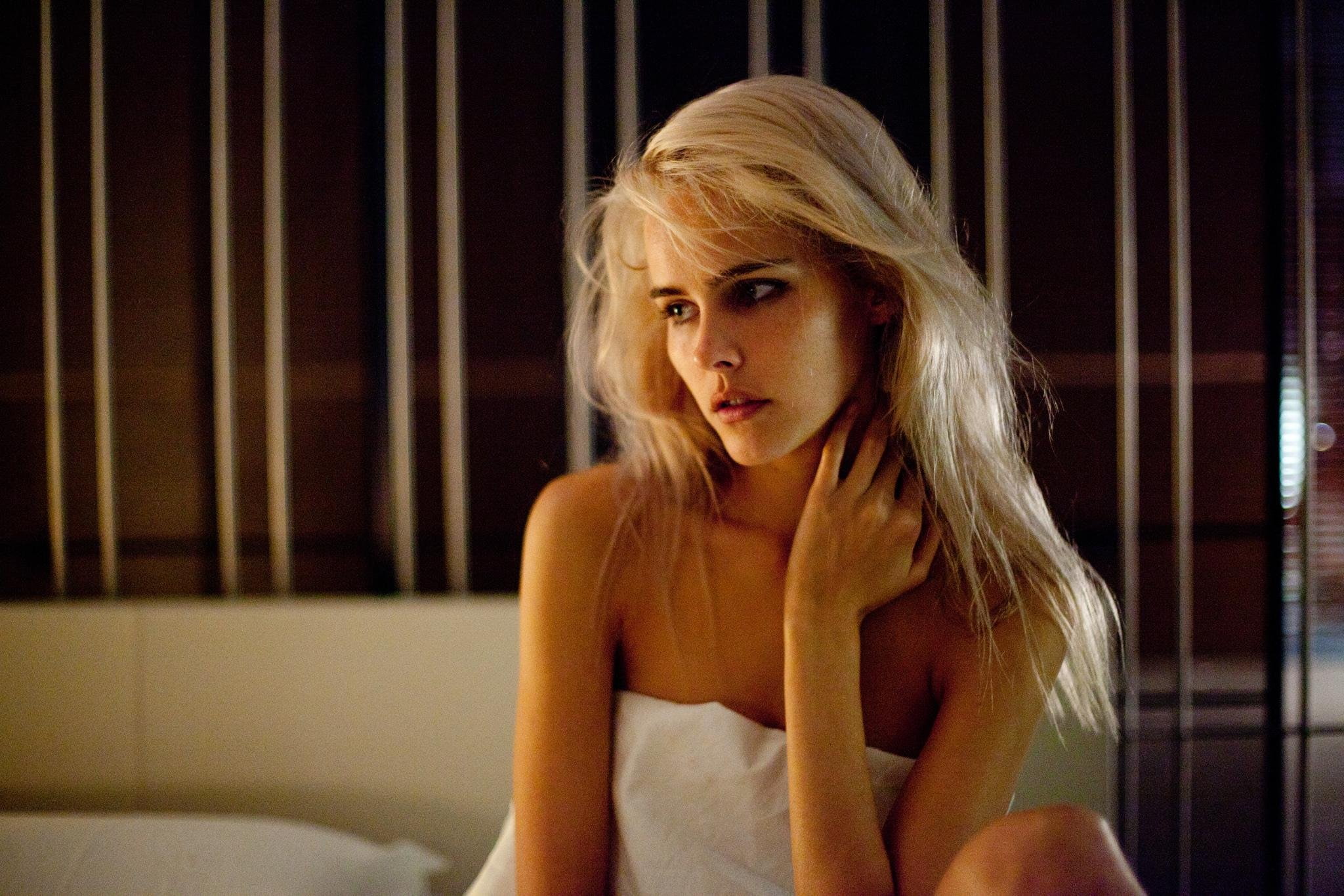 actress blond gorgeous isabel lucas 2k
