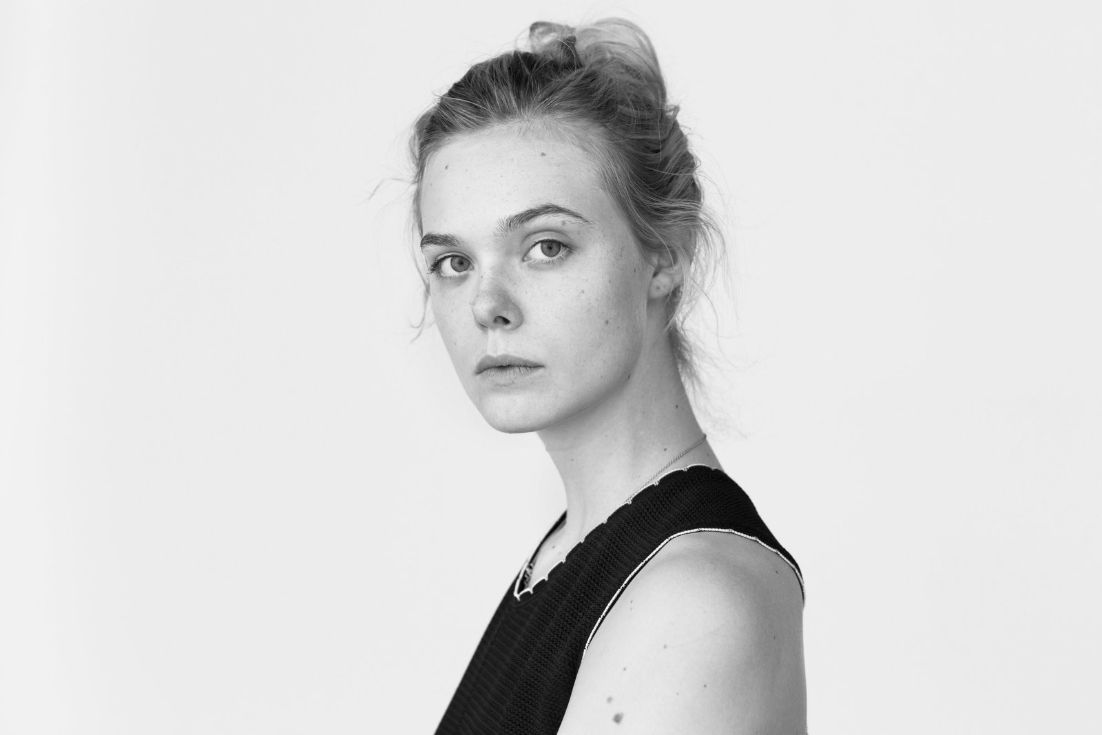 Actresses Elle Fanning American Black and White Face 2k 4k 5k