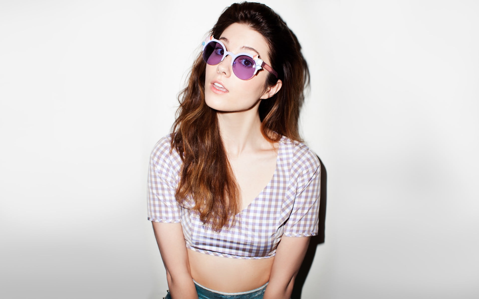 actress women brunette celebrity simple background Mary Elizabeth Winstead