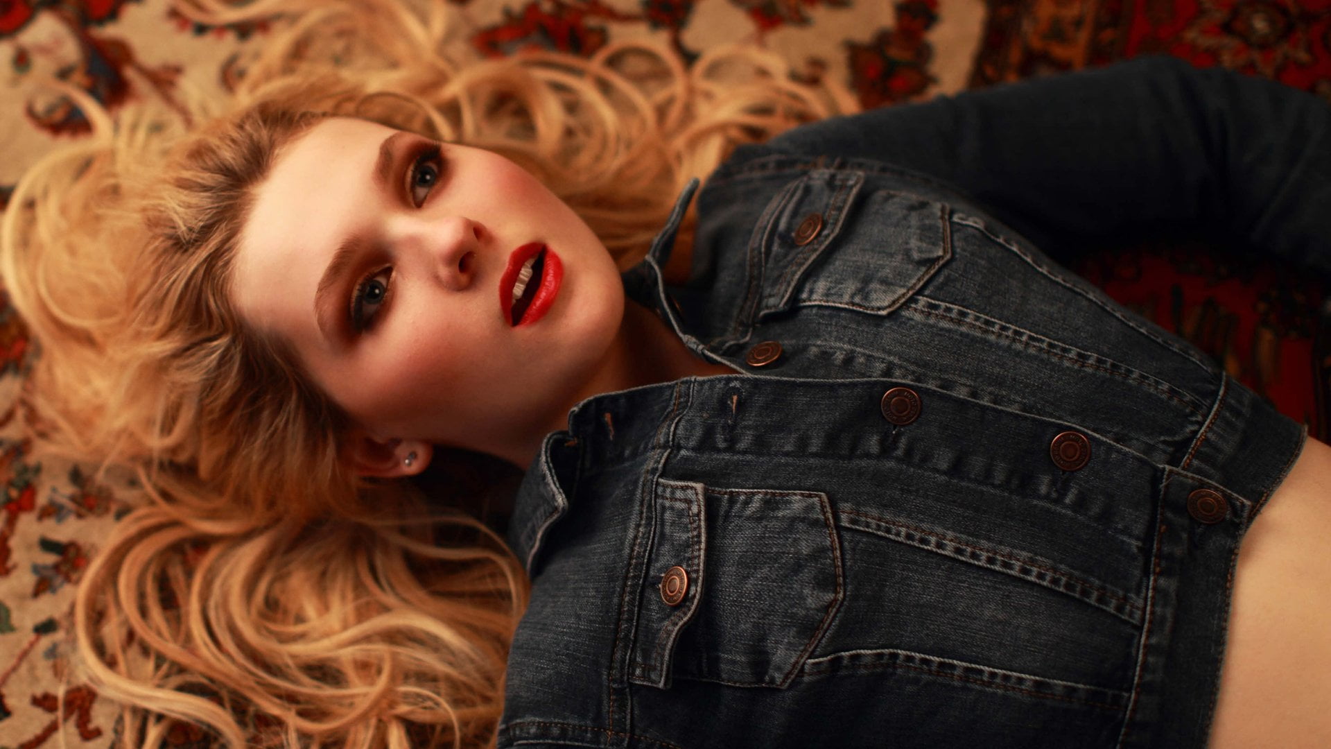 Actresses Abigail Breslin casual clothing one person indoors