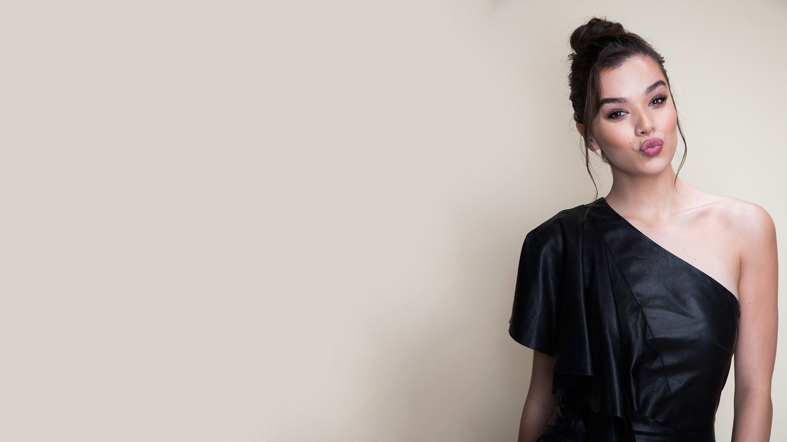 Actresses Hailee Steinfeld Black Dress Brown Eyes Brunette