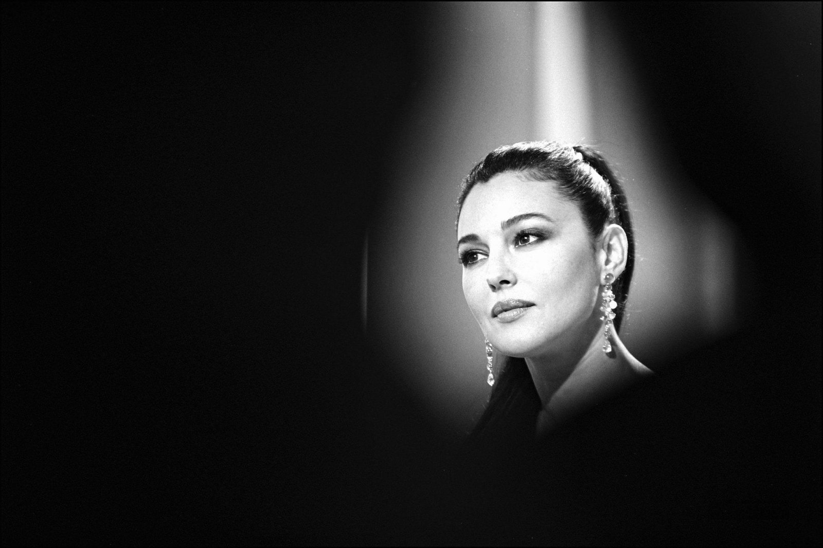 Actresses Monica Bellucci one person indoors adult women
