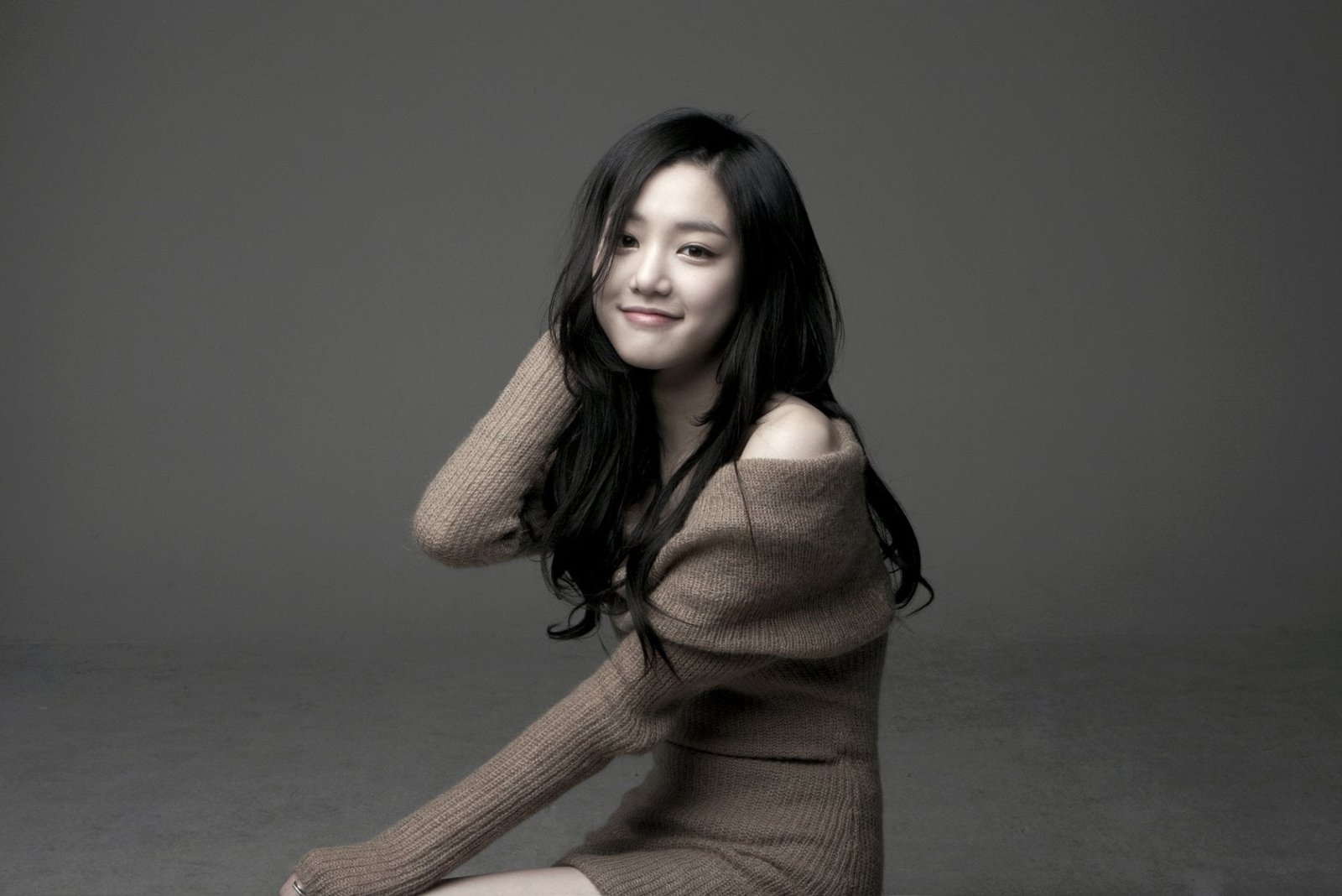 Actresses Lee Yu bi South Korean studio shot looking at camera