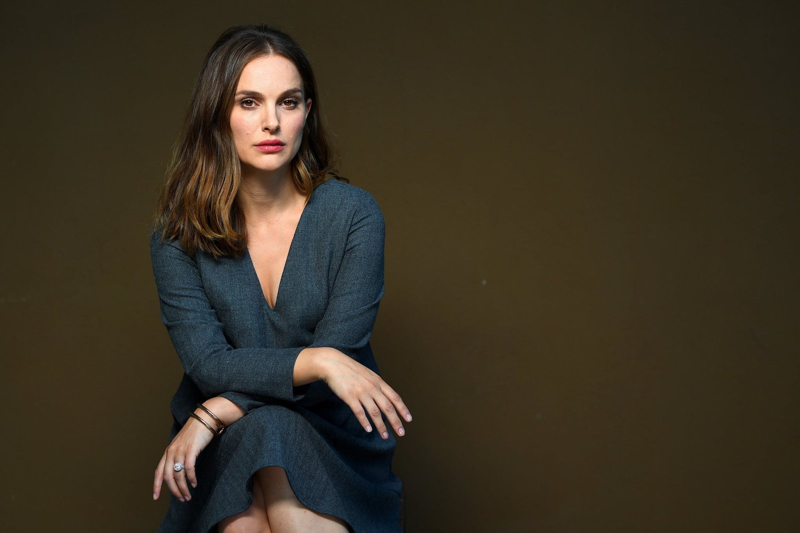 look pose actress Natalie Portman 2k
