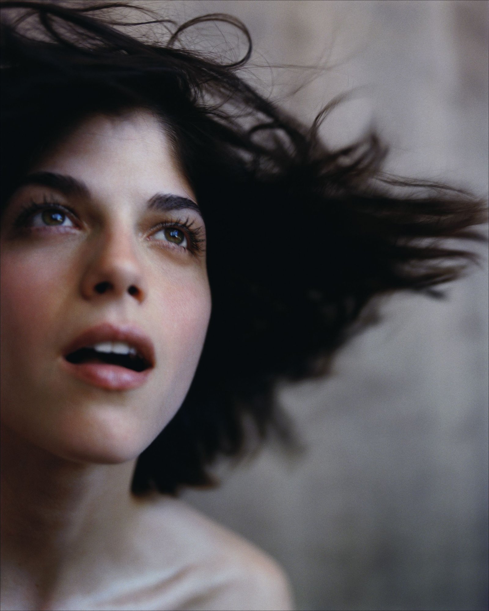 Selma Blair women actress open mouth bare shoulders simple background 2k