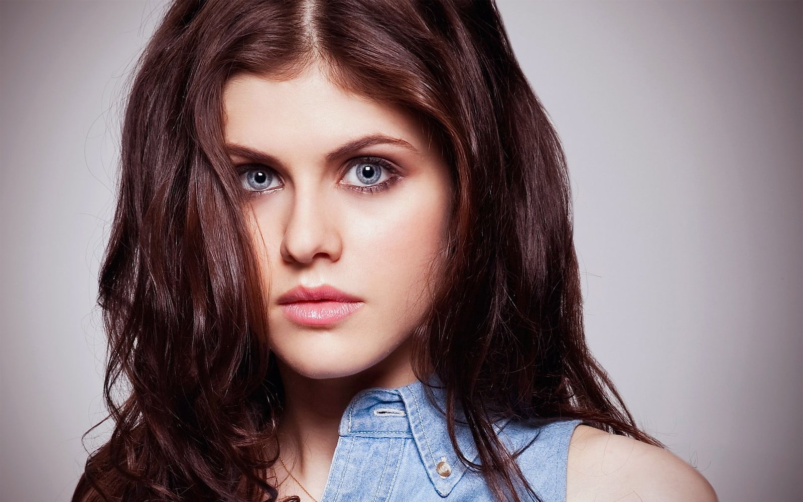 Alexandra Daddario Actress Celebrity Brunette women's pink lipstick