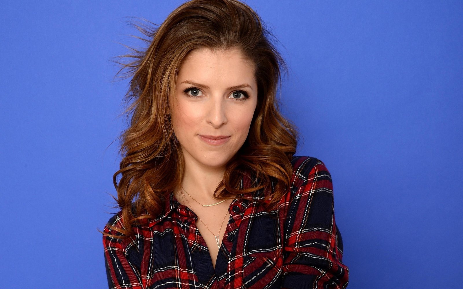 Anna Kendrick actress celebrity women simple background 2k