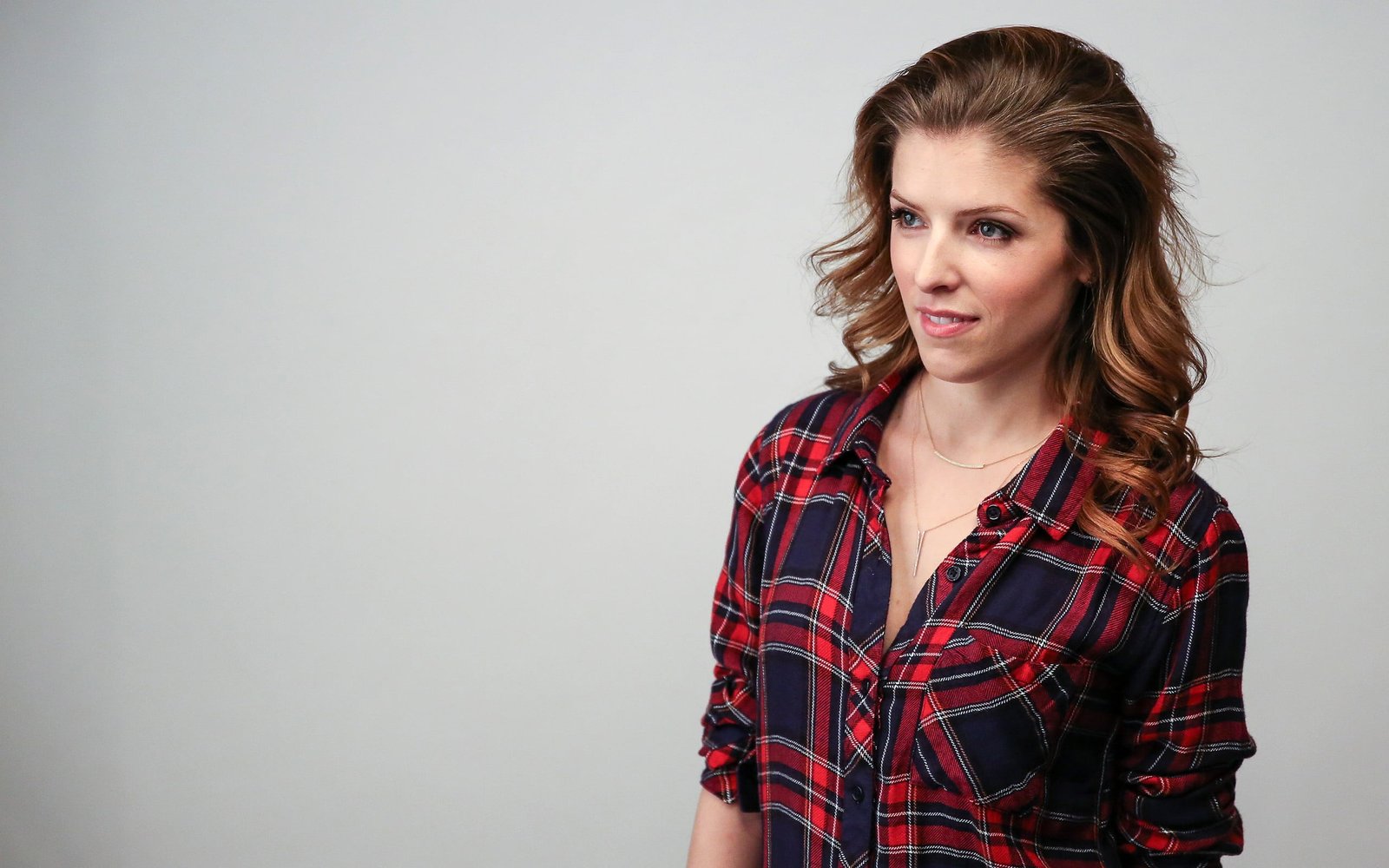 Anna Kendrick actress celebrity women singer simple background 2k