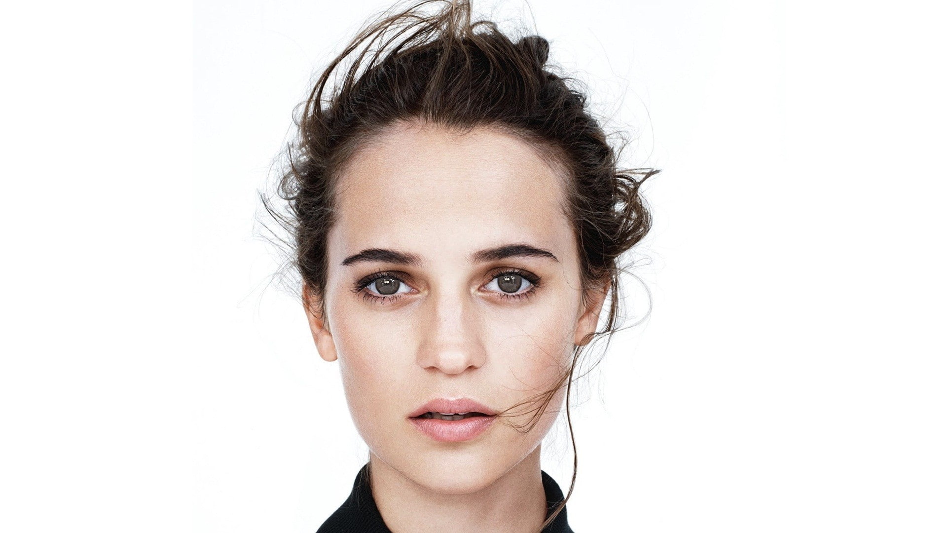 Alicia Vikander actress brunette green eyes pink lipstick