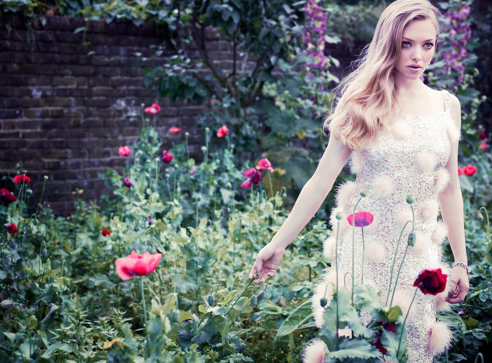 Amanda Seyfried actress white dress blonde blue eyes women outdoors 2k