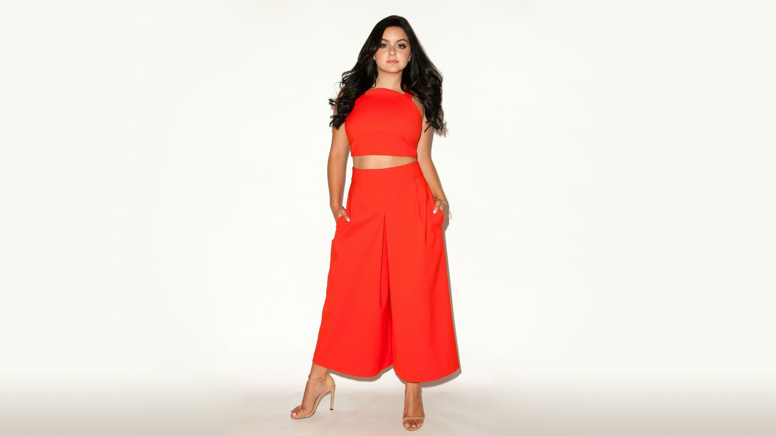 Ariel Winter high heels simple background actress feet 2k