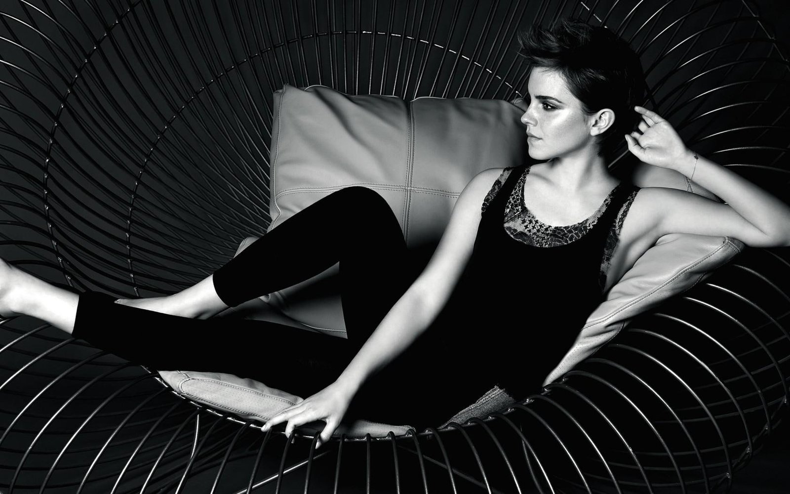 Beauty Emma Watson women's black tank top with pants female celebrities