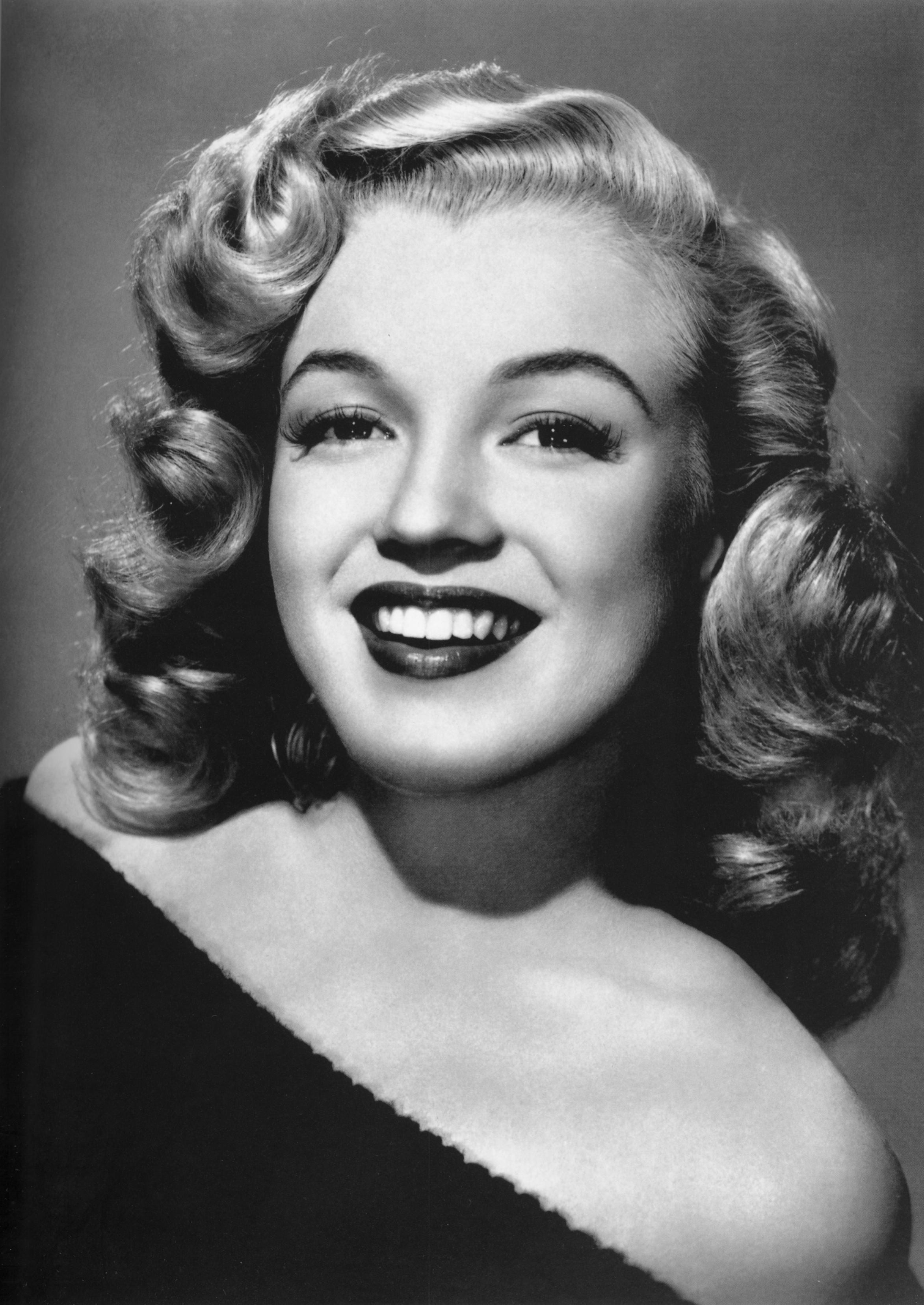 black and white photo of Marilyn Monroe woman actress pretty 2k