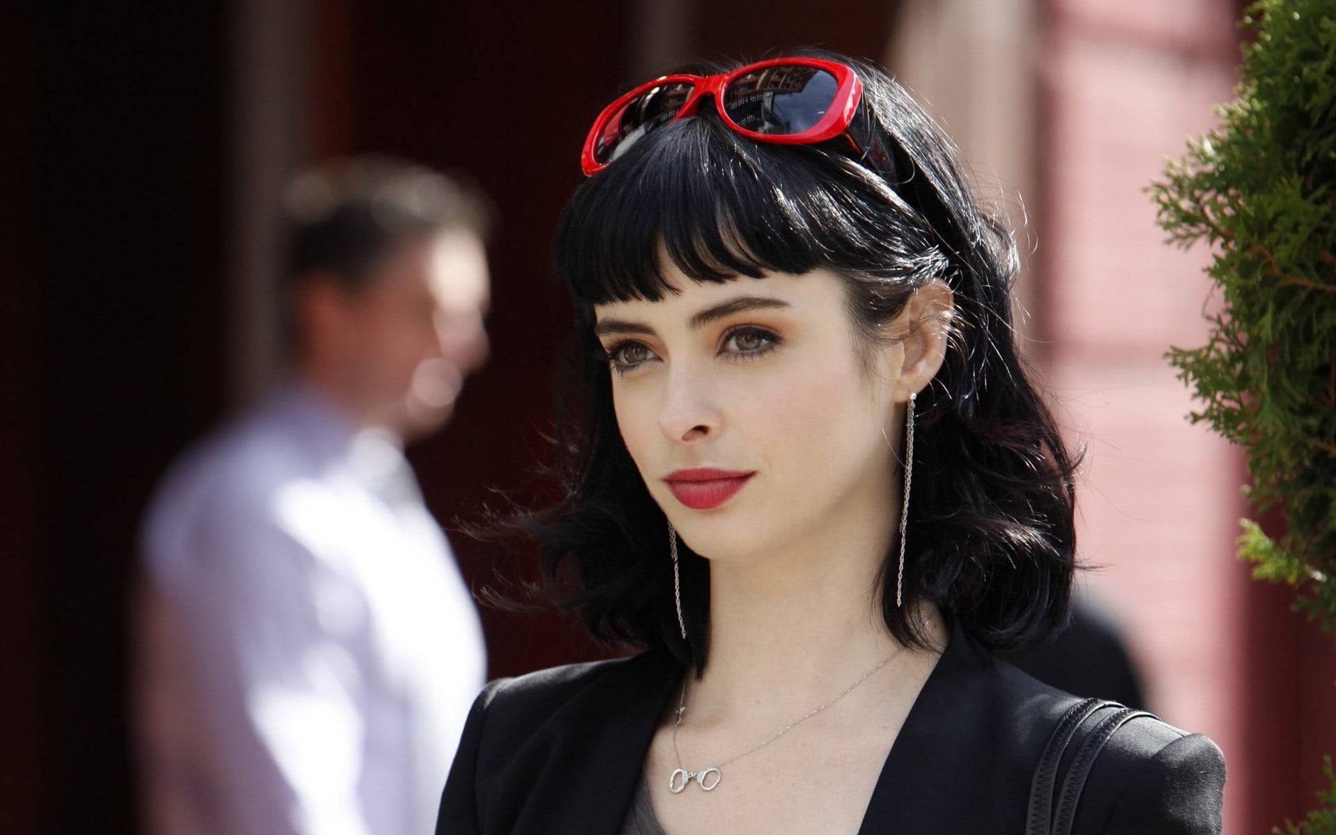 black eyeglasses with red frames Breaking Bad Krysten Ritter