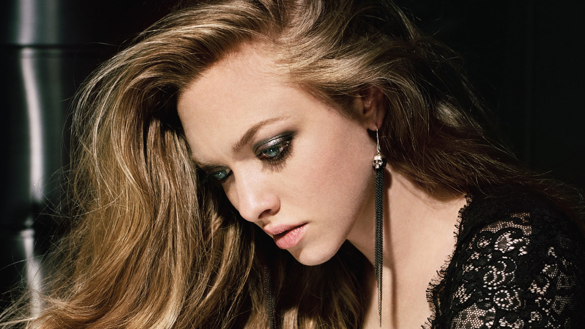brunette Amanda Seyfried actress women blue eyes earring