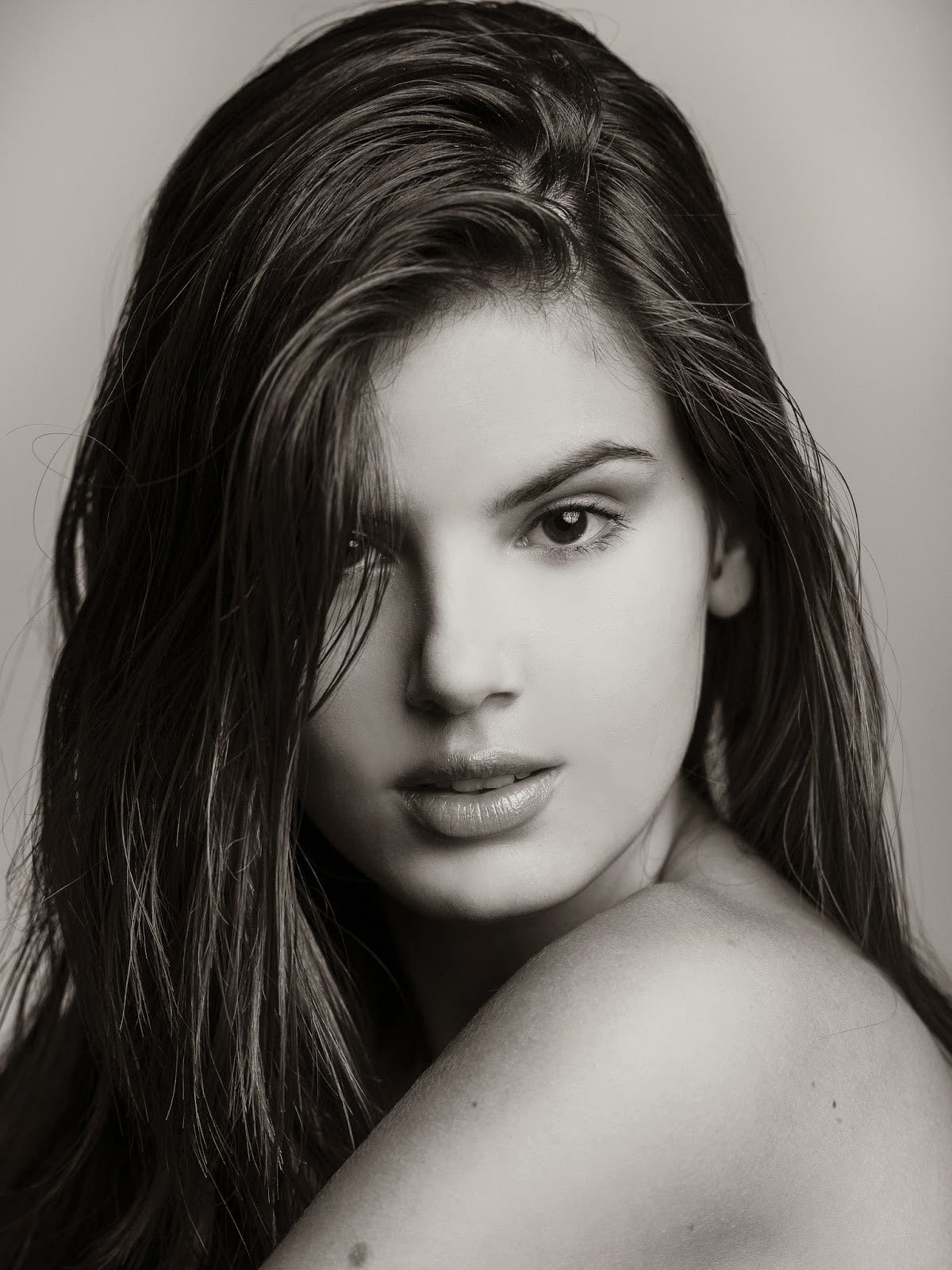 Camila Queiroz celebrity brunette women actress Brazilian