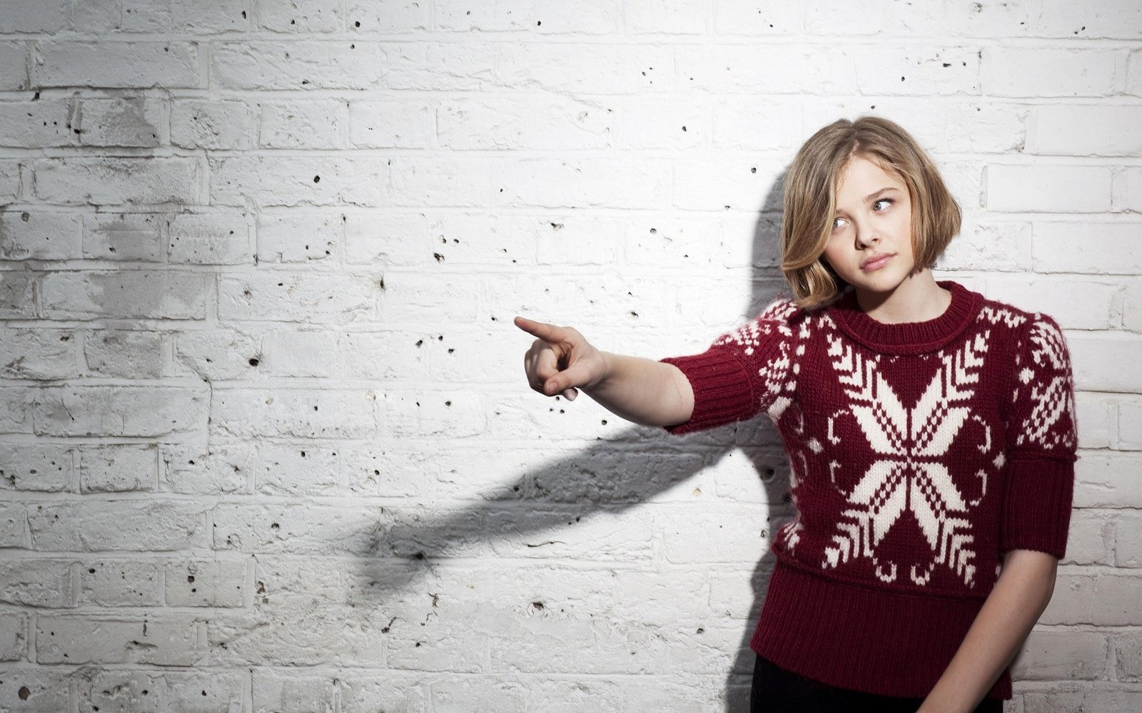 Chlo Grace Moretz women blonde sweater short hair actress