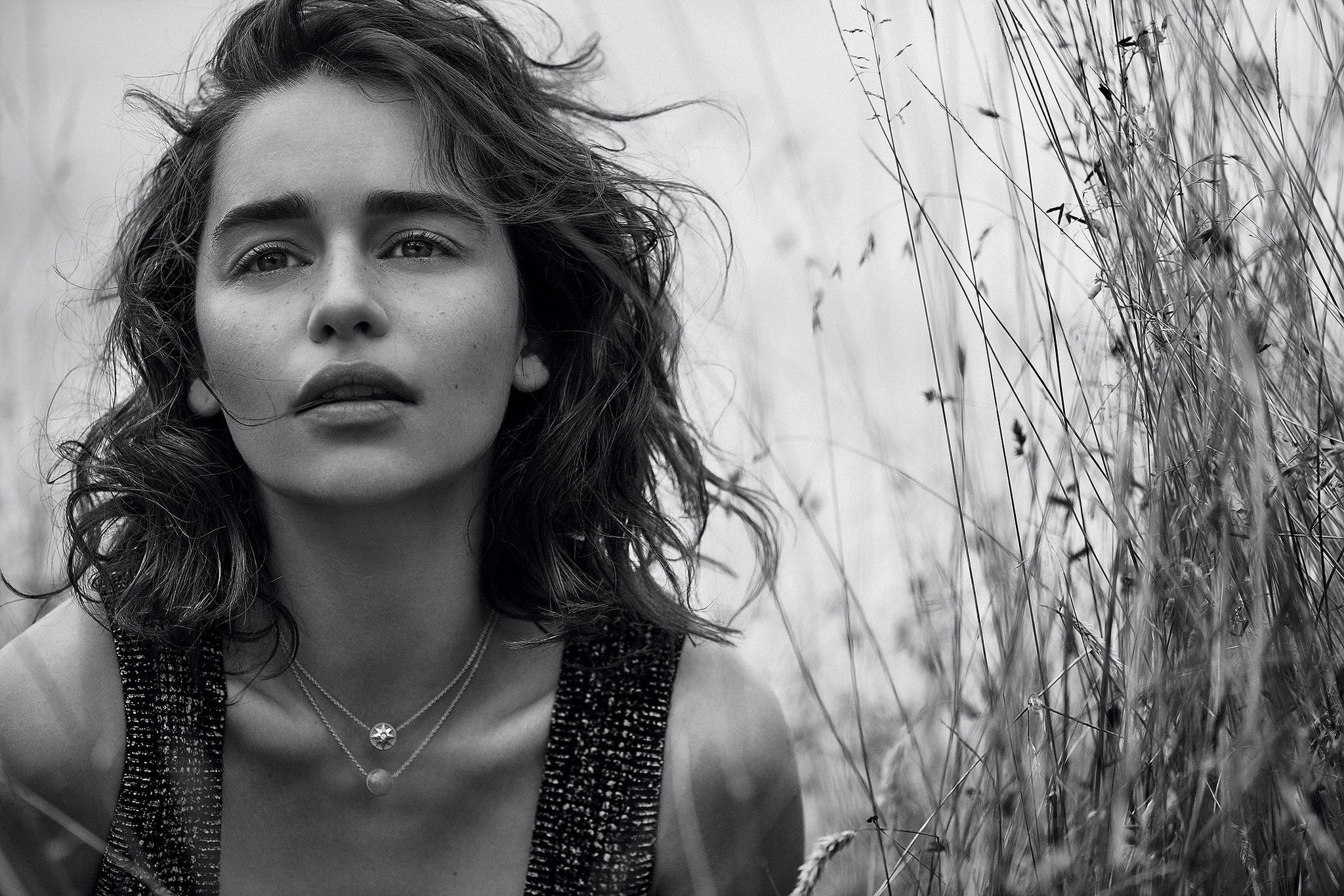 celebrity monochrome women actress Emilia Clarke necklace 2k