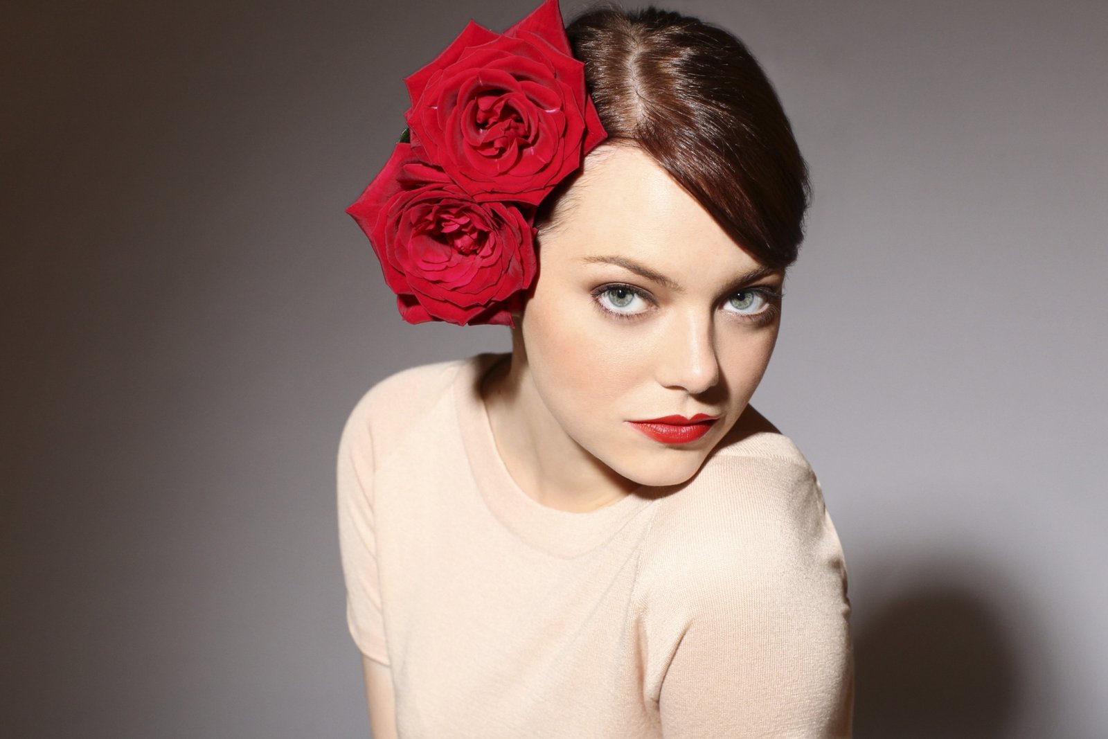 Emma Stone portrait women makeup flower in hair actress 2k 4k