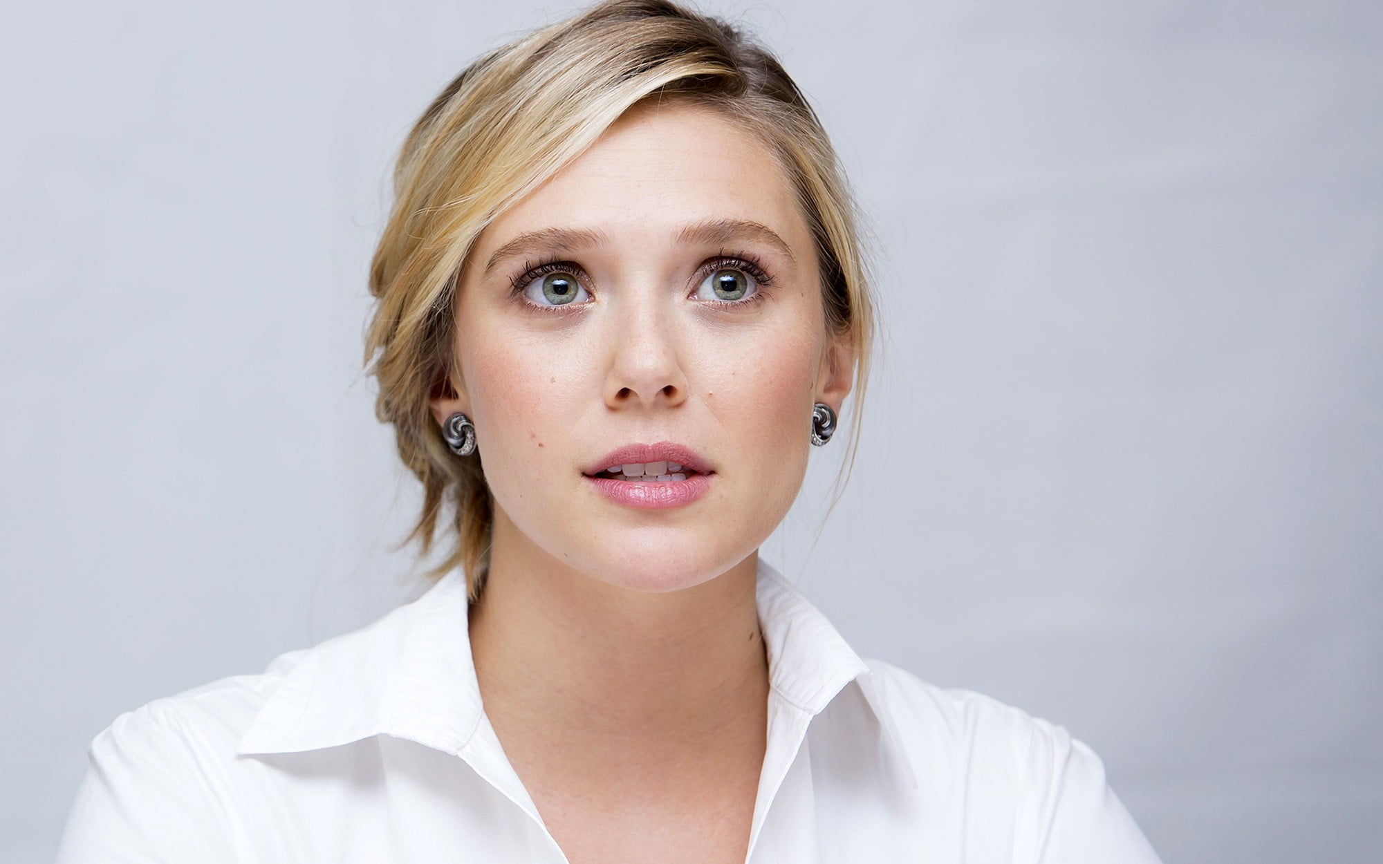 Elizabeth Olsen celebrity actress dyed hair women simple background 2k
