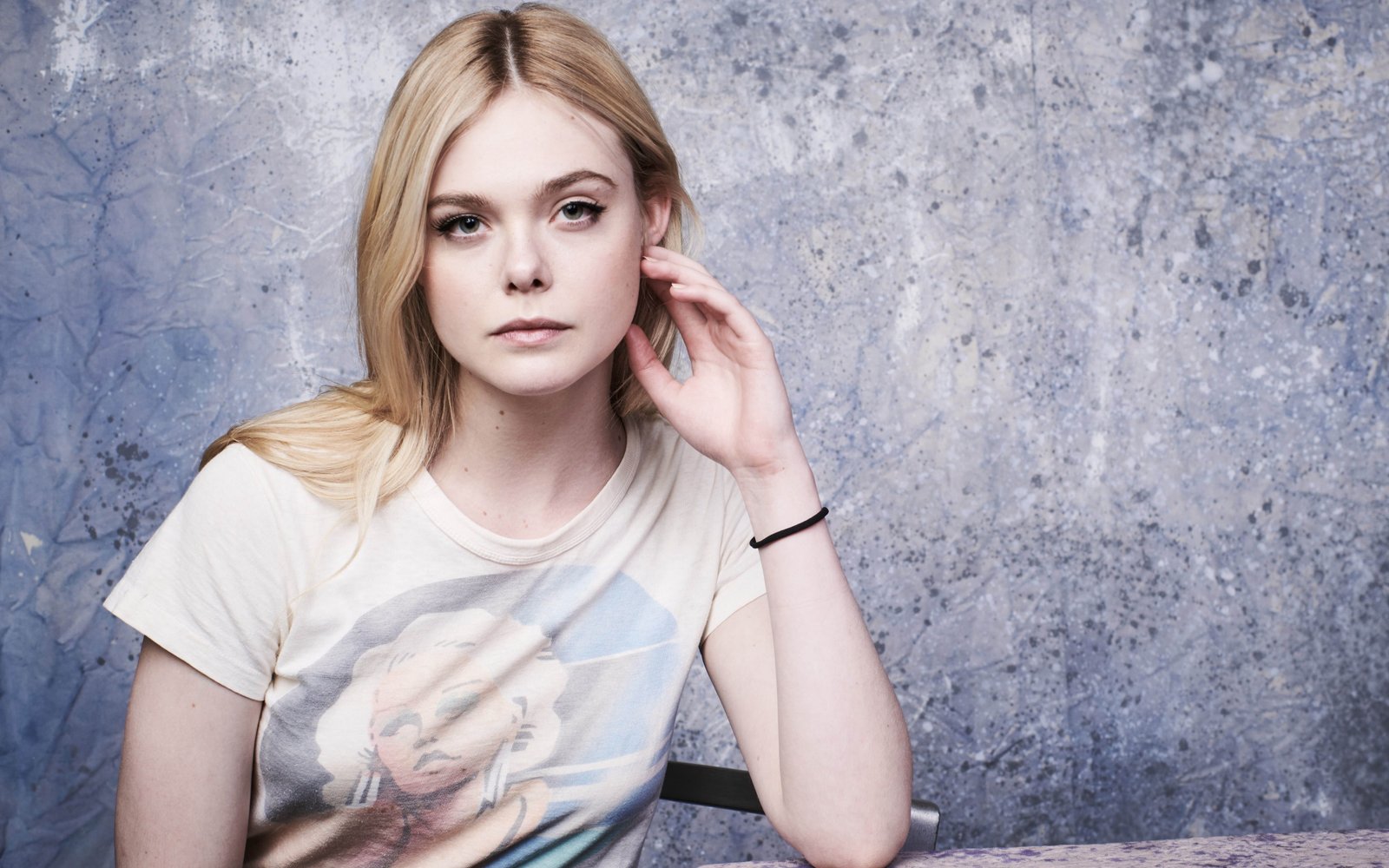Elle Fanning actress looking at viewer 2k