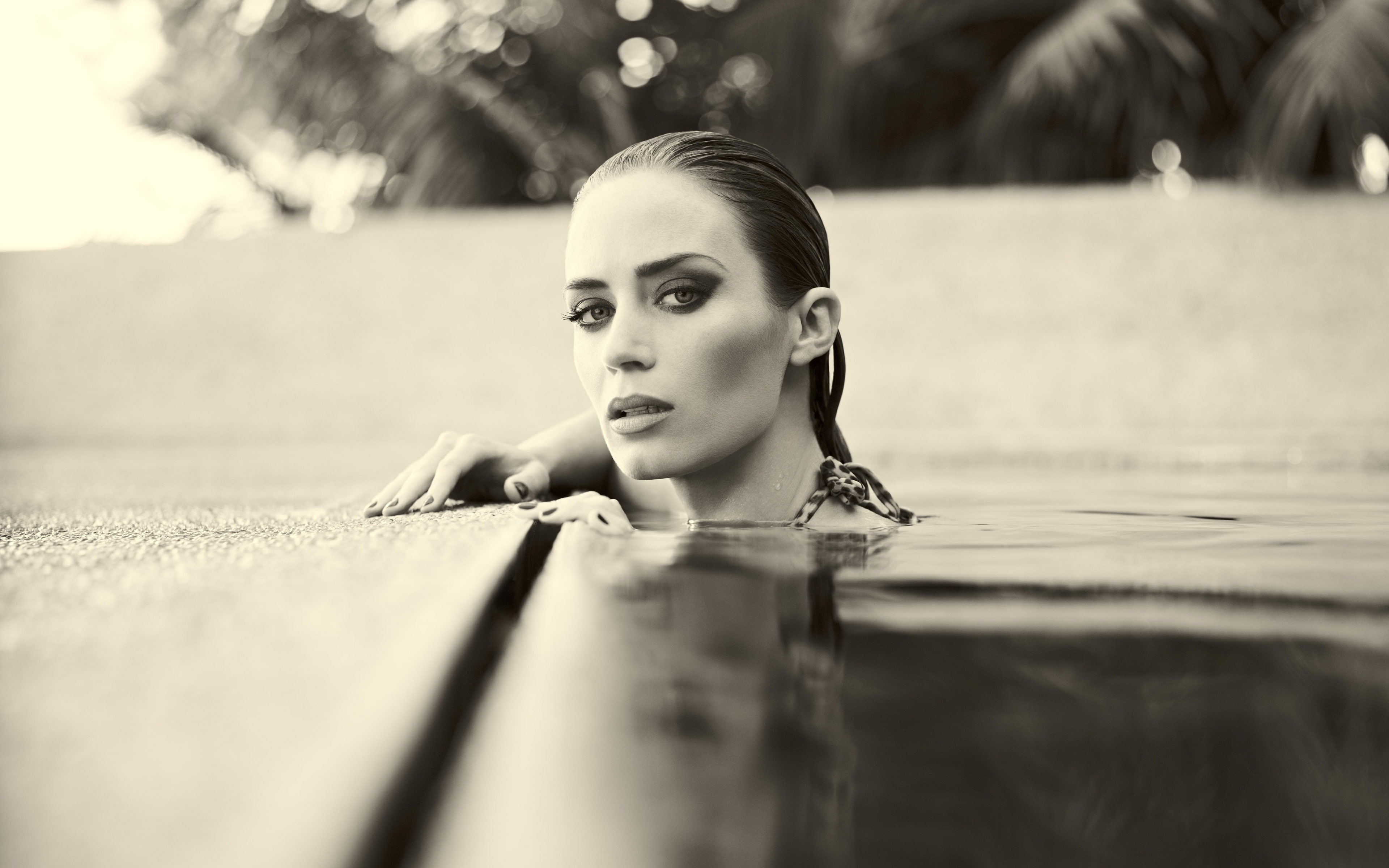 Emily Blunt actress depth of field looking at viewer 2k