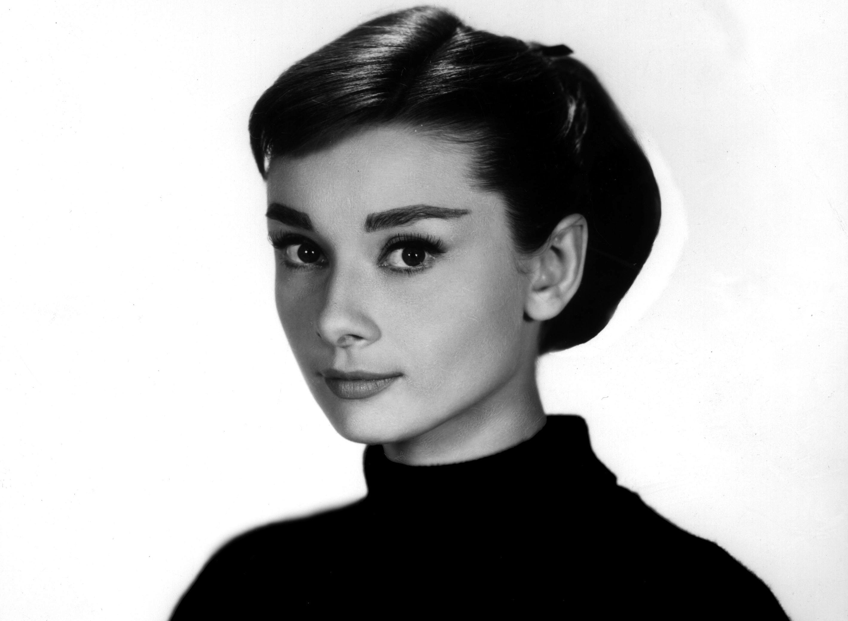 girl photo actress black and white celebrity Audrey Hepburn 2k