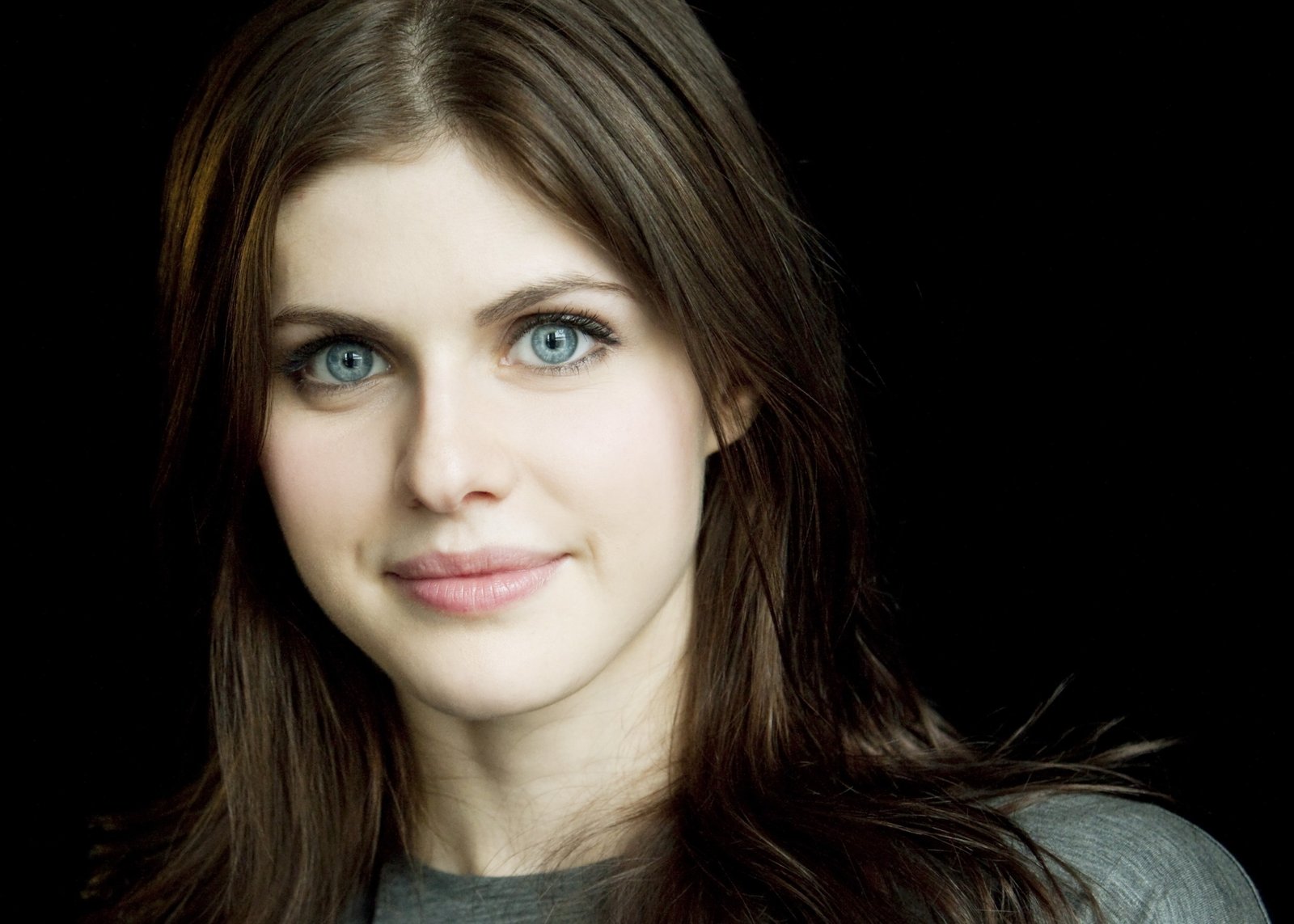 eyes look girl smile actress beauty Alexandra Daddario 2k