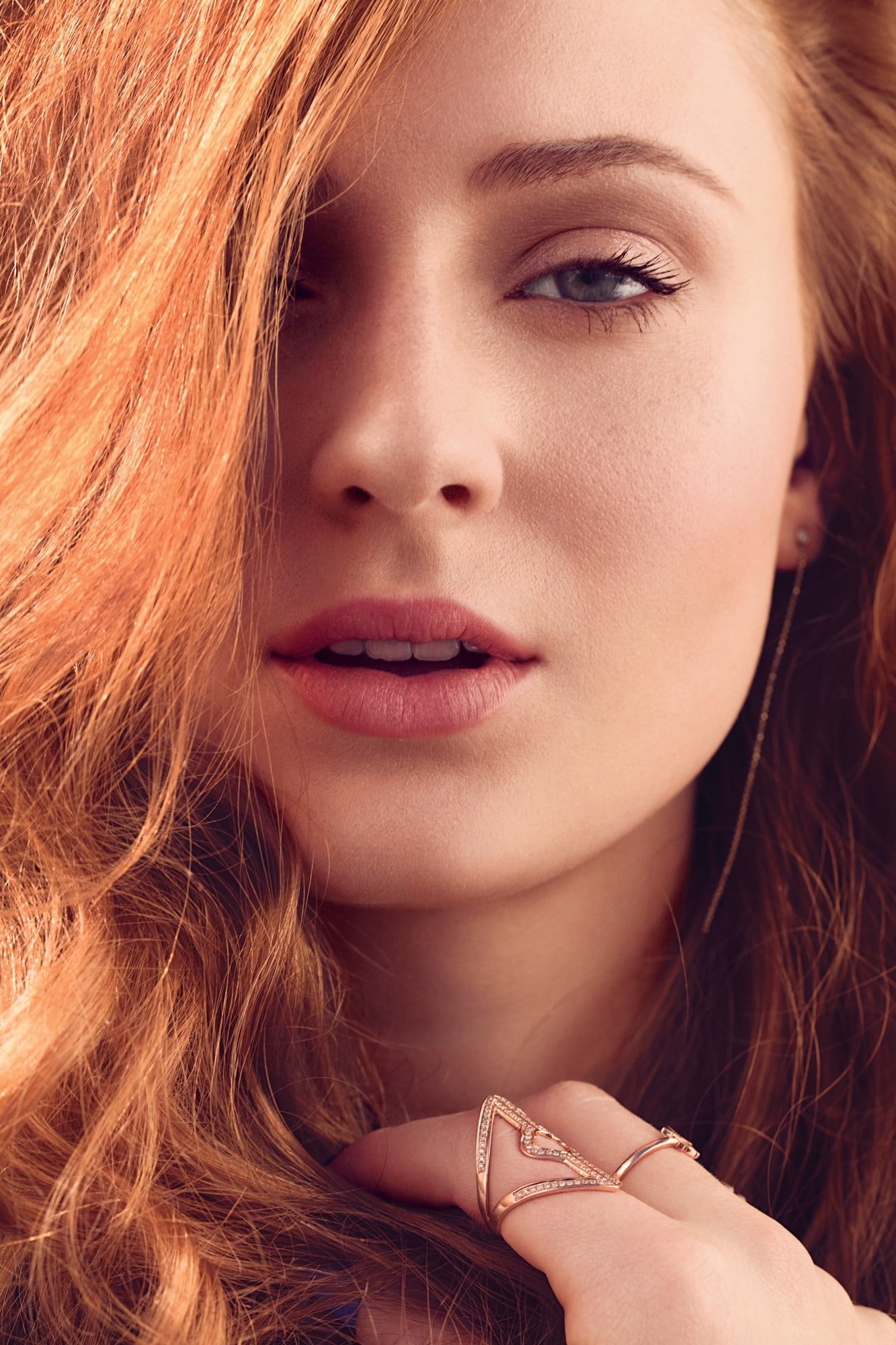 face portrait display Sophie Turner women looking at viewer