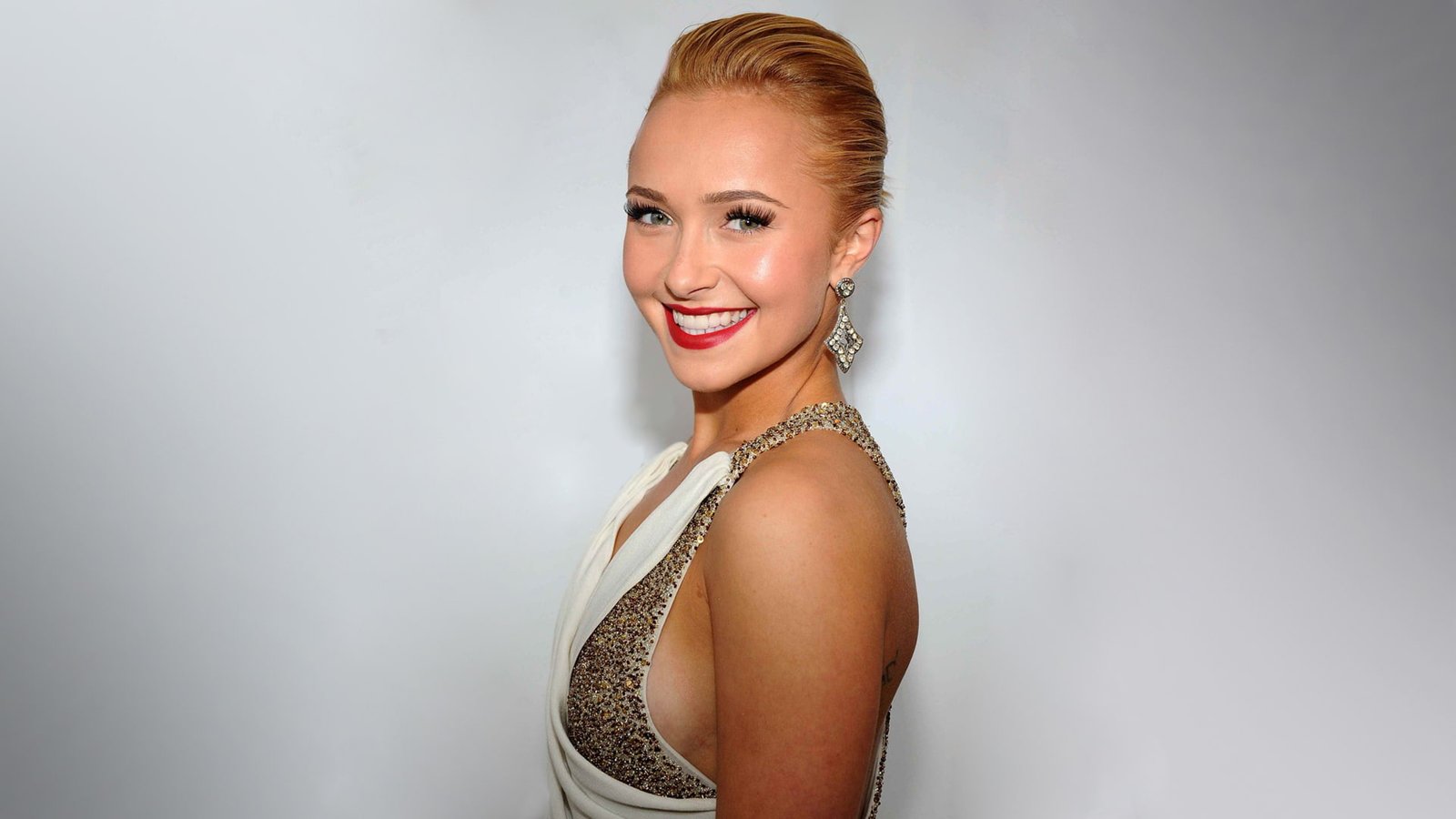 Hayden Panettiere blonde simple background actress smiling