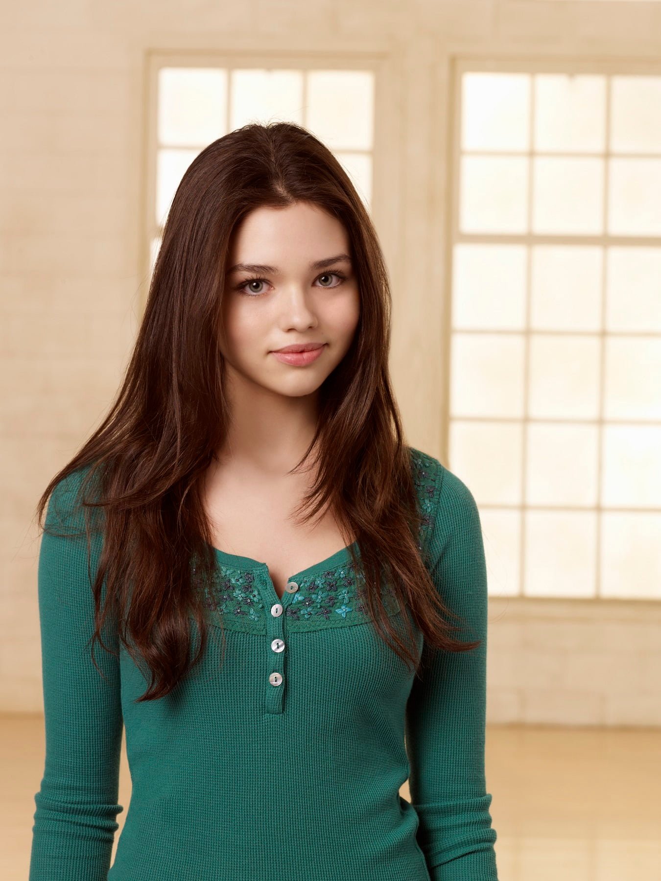 India Eisley women actress green eyes long hair dark