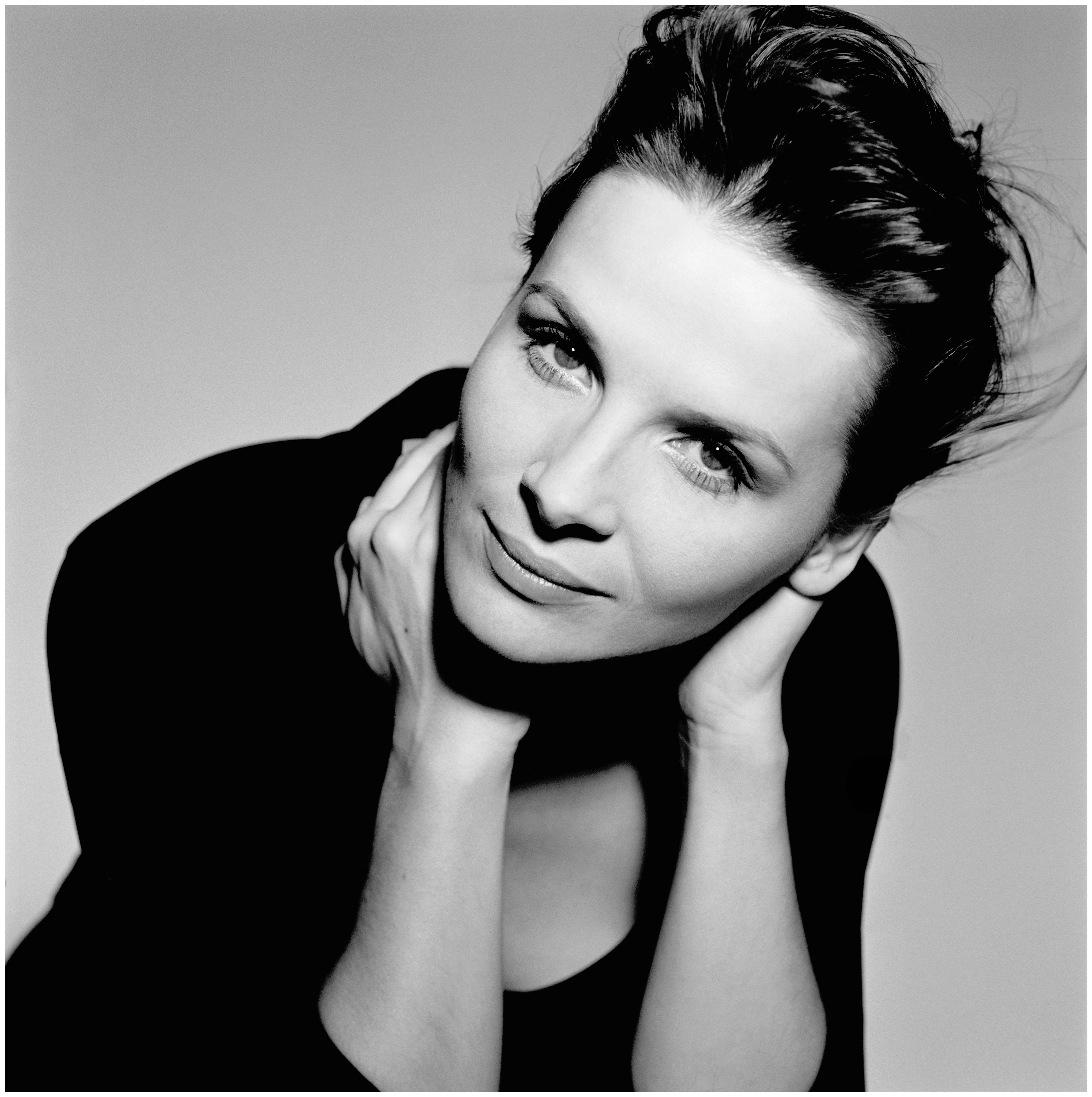Juliette Binoche French actress monochrome women portrait 2k 4k 5k