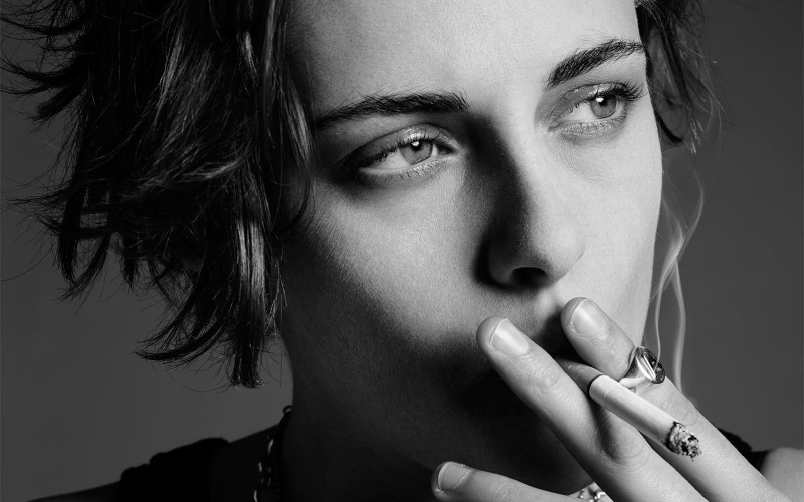 kristen stewart bw girl smoke film actress celebrity 2k