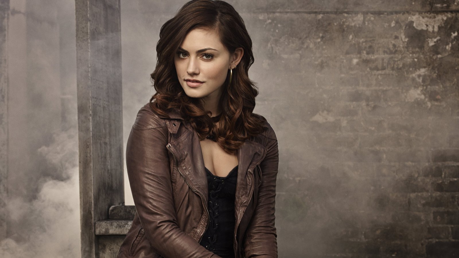 Model Australian actress Phoebe Tonkin 2k