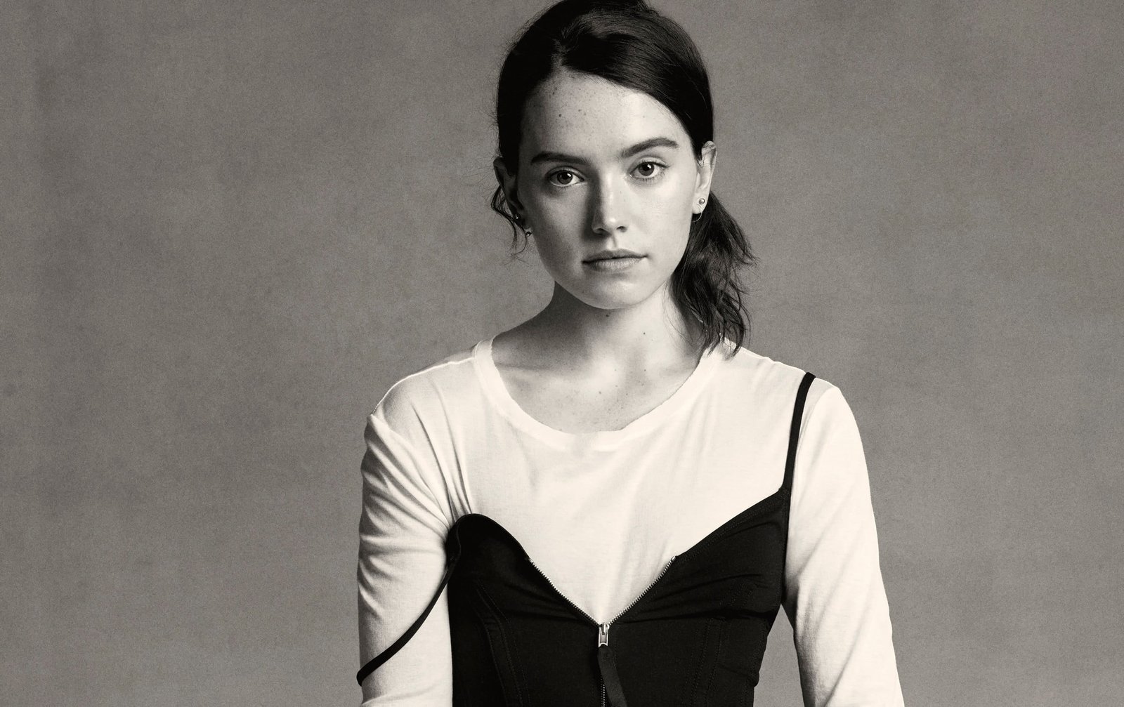 monochrome Daisy Ridley actress women portrait looking at camera 2k