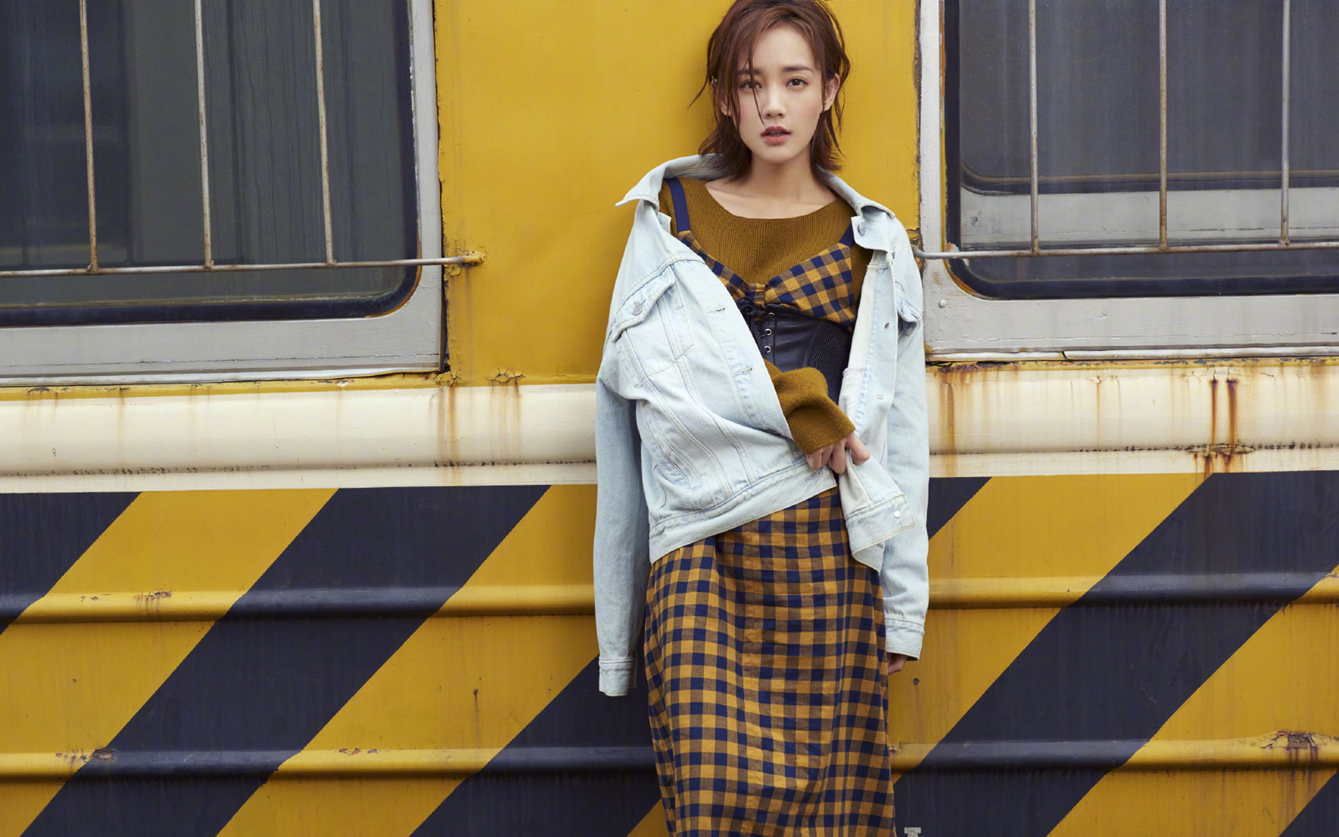 Li Yitong fashion China Asia actress frontal view looking at viewer