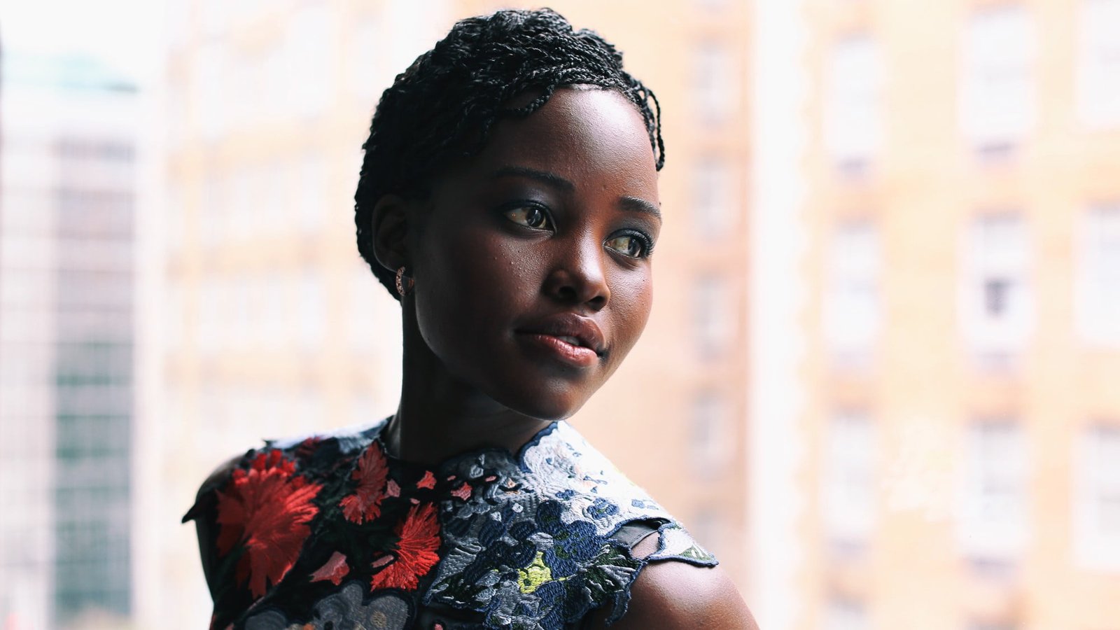Lupita Nyong'o actress brunette brown eyes pink lipstick 2k